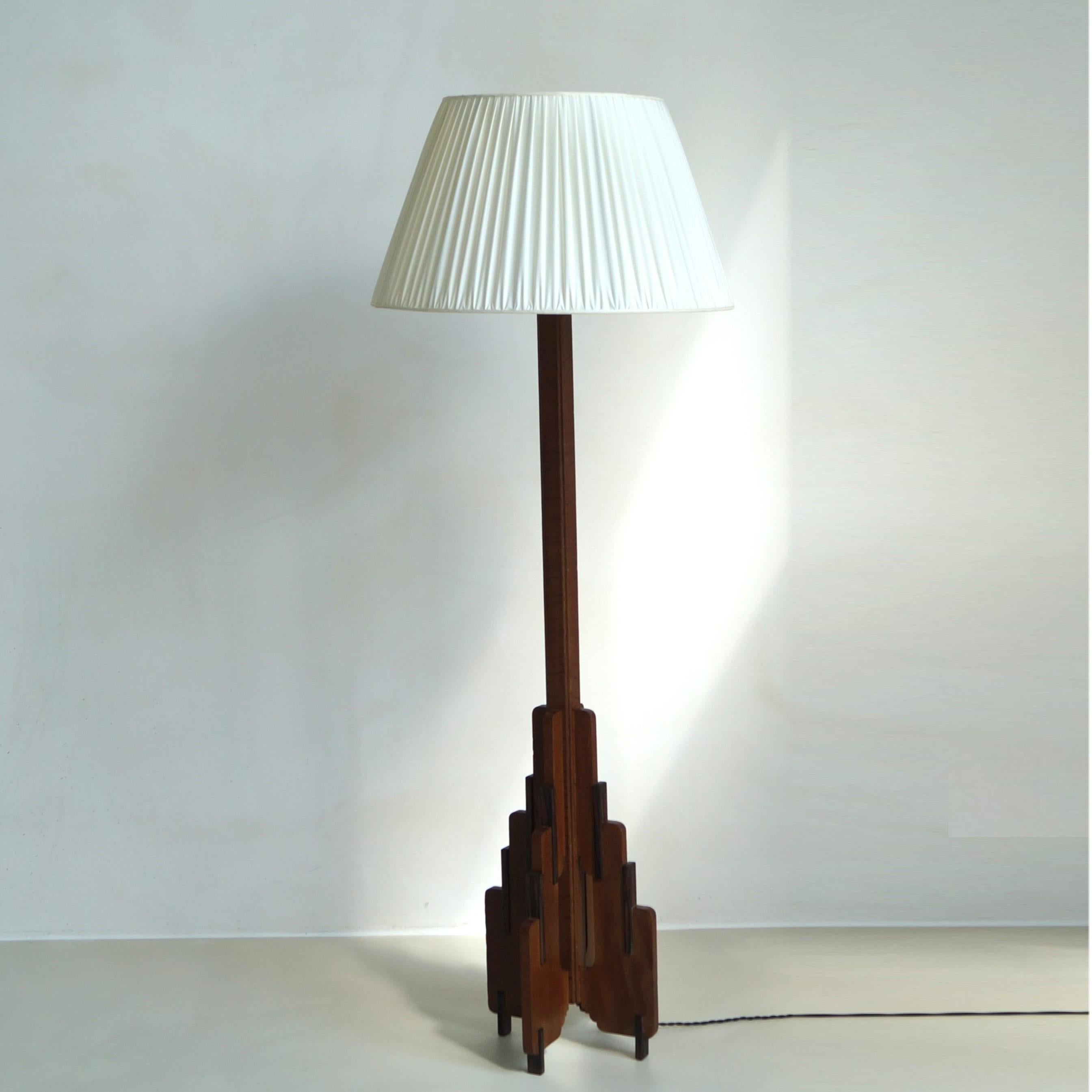A large Dutch 1920s floorlamp with a modernist constructivist design, as well as some characteristics of the Amsterdamse/Haagse School. Made in solid oak and macassar ebony with a stepped design on the four sides of the base. Keeping in mind that