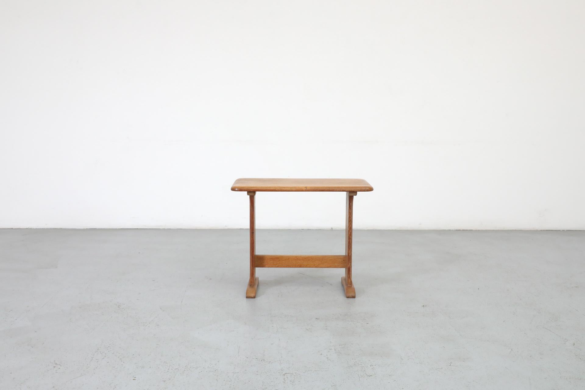 Mesa auxiliar Art Decó holandesa de roble de C. De Jong para J.A. Boskamp En Zonen. Una encantadora pieza de los años 20/1930 con una presencia discreta pero versátil que acentuará a la perfección multitud de estilos de interior. En estado original,
