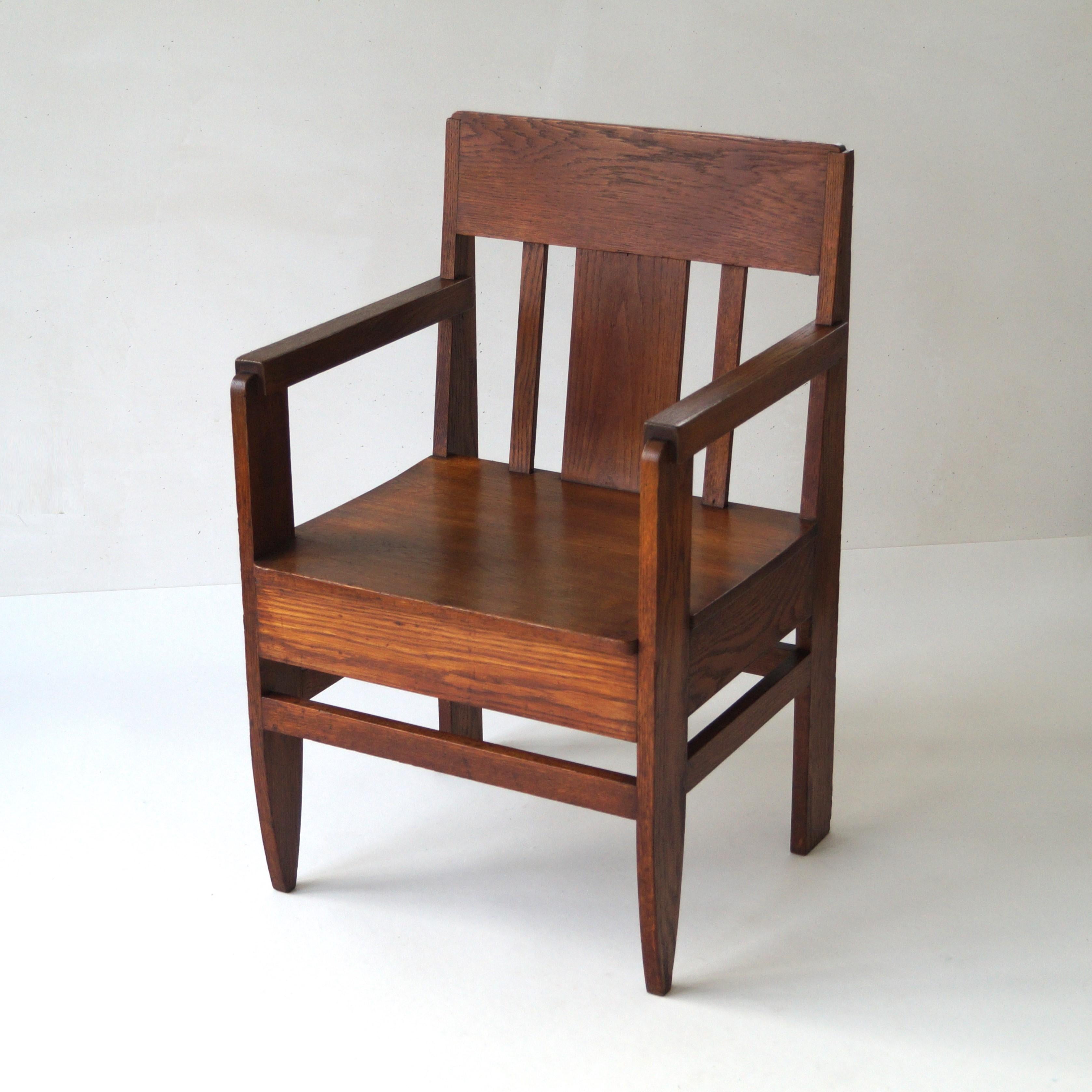 Ein antiker architektonischer holländischer Sessel aus massivem Eichenholz und einem außergewöhnlichen Design. Der Stuhl hat ein robustes Aussehen und ein hohes Gewicht. Dennoch hat er eine bescheidene Größe und Höhe und eignet sich sehr gut als
