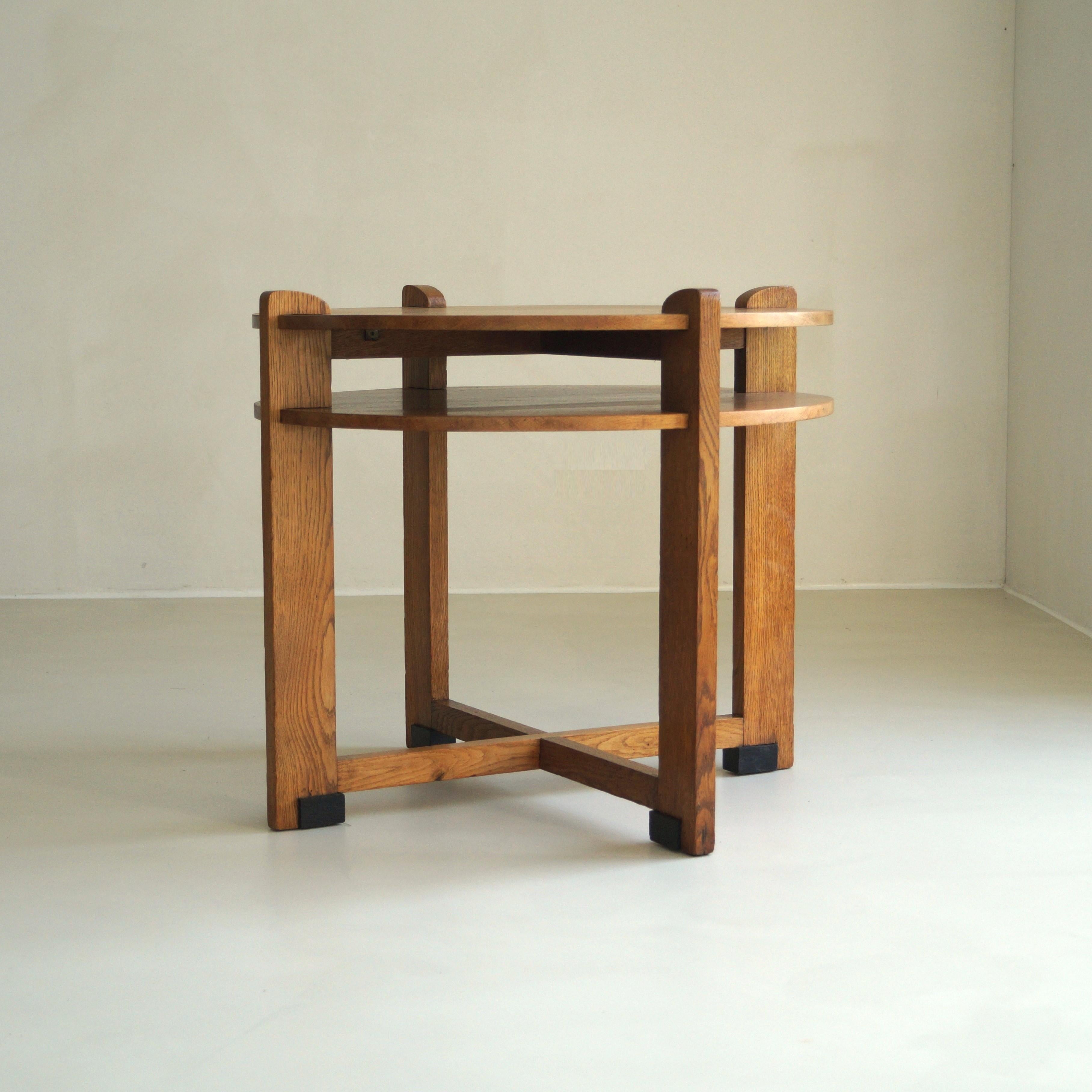 Un tavolino da caffè olandese degli anni '20 - '30 piuttosto grande, rotondo e a due livelli, dal design modernista. È stata progettata da Jan den Drijver, architetto, interiordesigner e proprietario di un negozio di mobili fino al 1936 (De Stijl