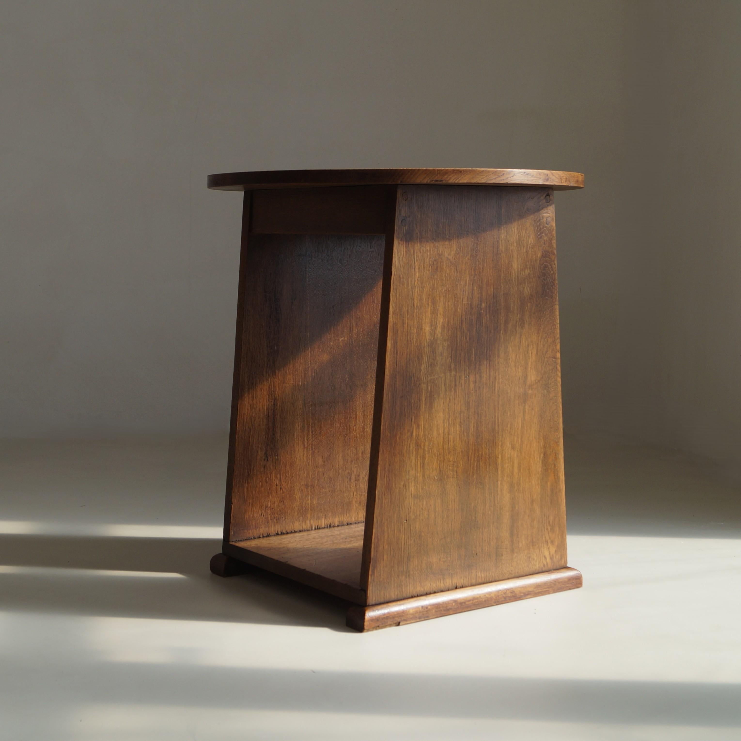 Niederländischer Art Deco Beistelltisch der Haagse Schule mit verjüngter Basis, 1920er Jahre (Handgefertigt) im Angebot