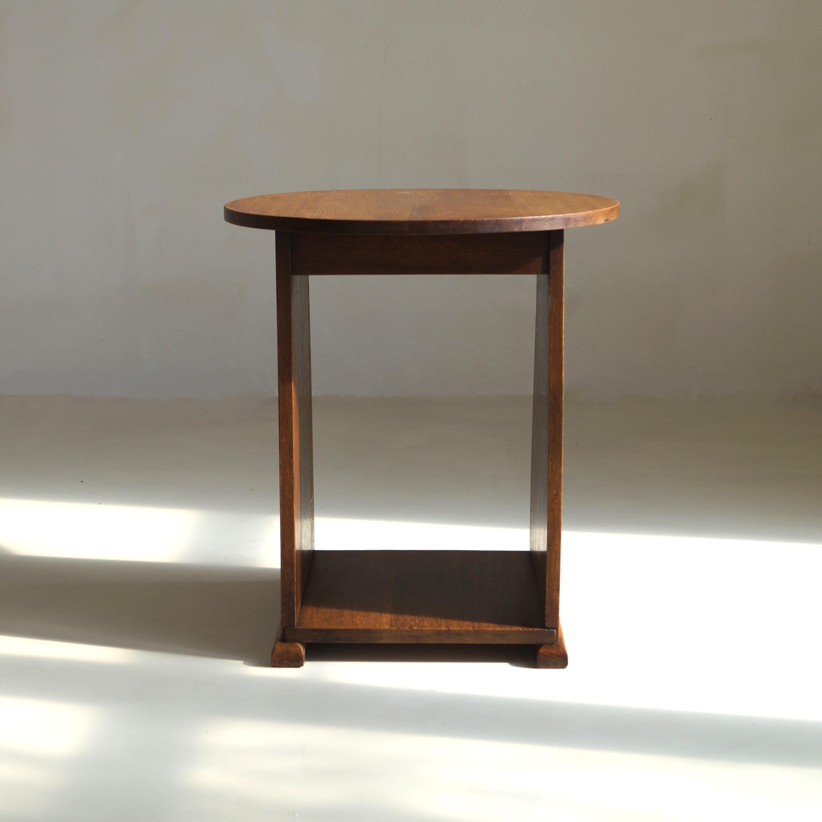 Niederländischer Art Deco Beistelltisch der Haagse Schule mit verjüngter Basis, 1920er Jahre (Eichenholz) im Angebot