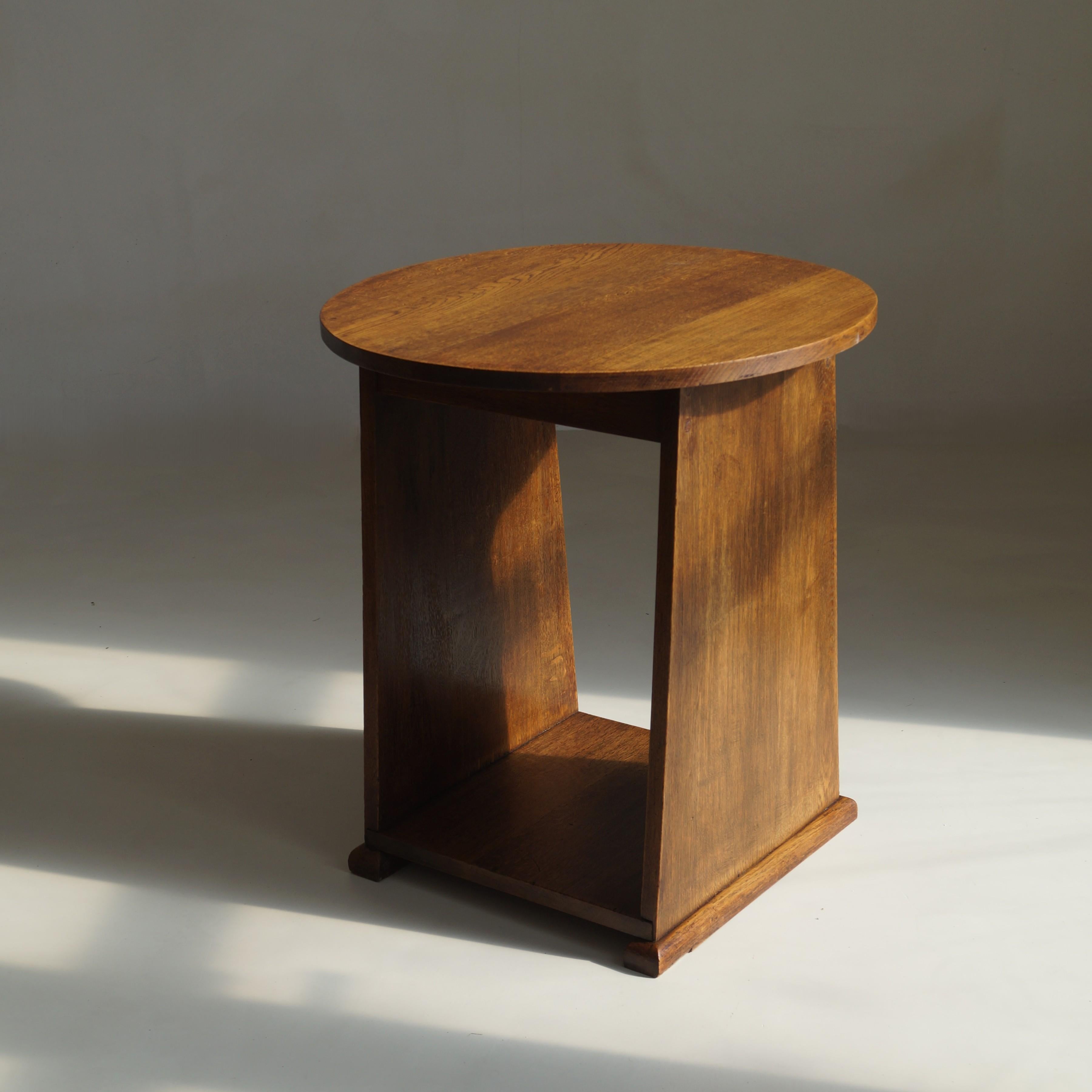Niederländischer Art Deco Beistelltisch der Haagse Schule mit verjüngter Basis, 1920er Jahre im Angebot 1