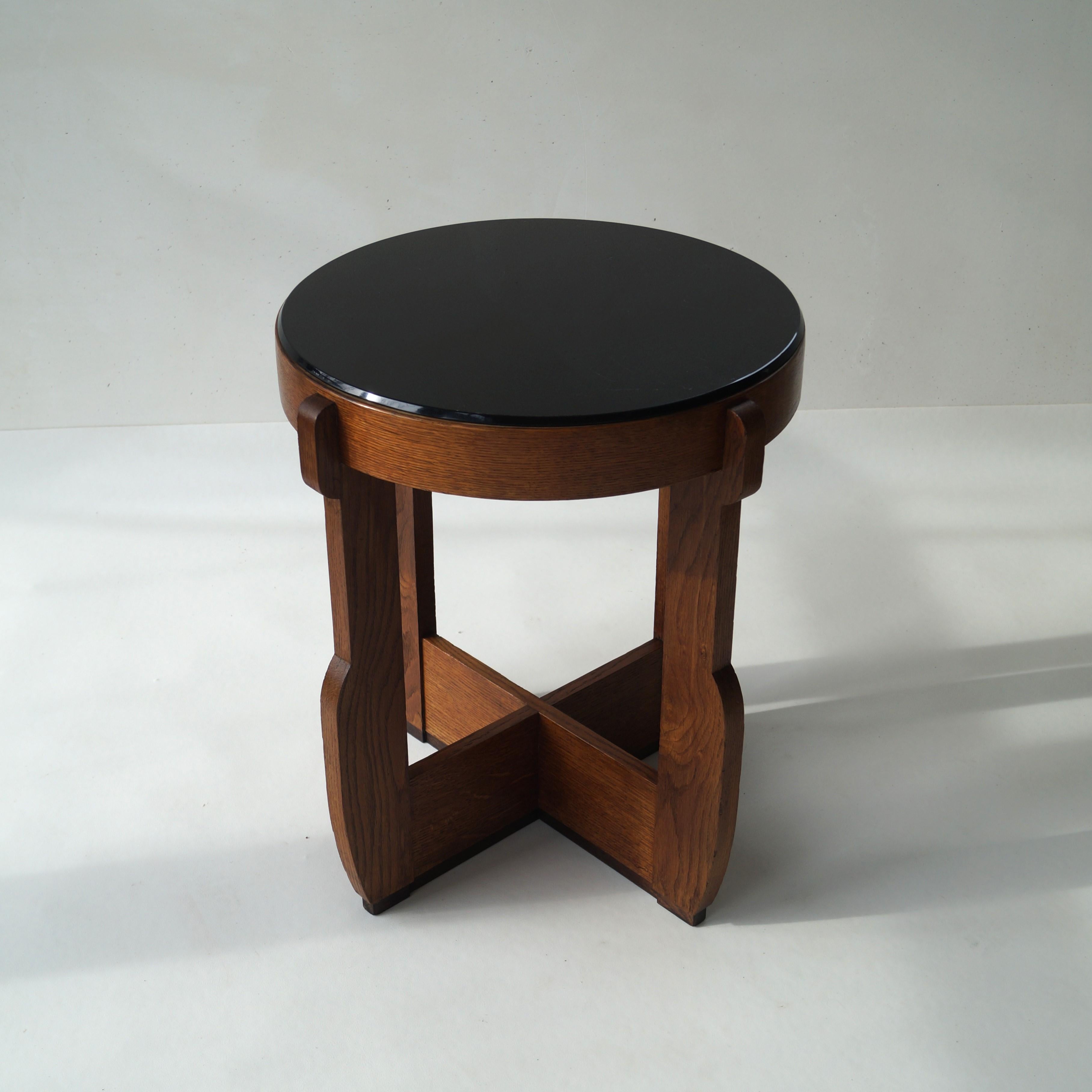Elegant Dutch Art Deco occasional table or cocktail table, late 1920s to early 1930s, in solid oak and a black glass inlaid top. The top is integrated. It  is quite an unusual and stylish design with a modernist twist.

The style is more The Hague
