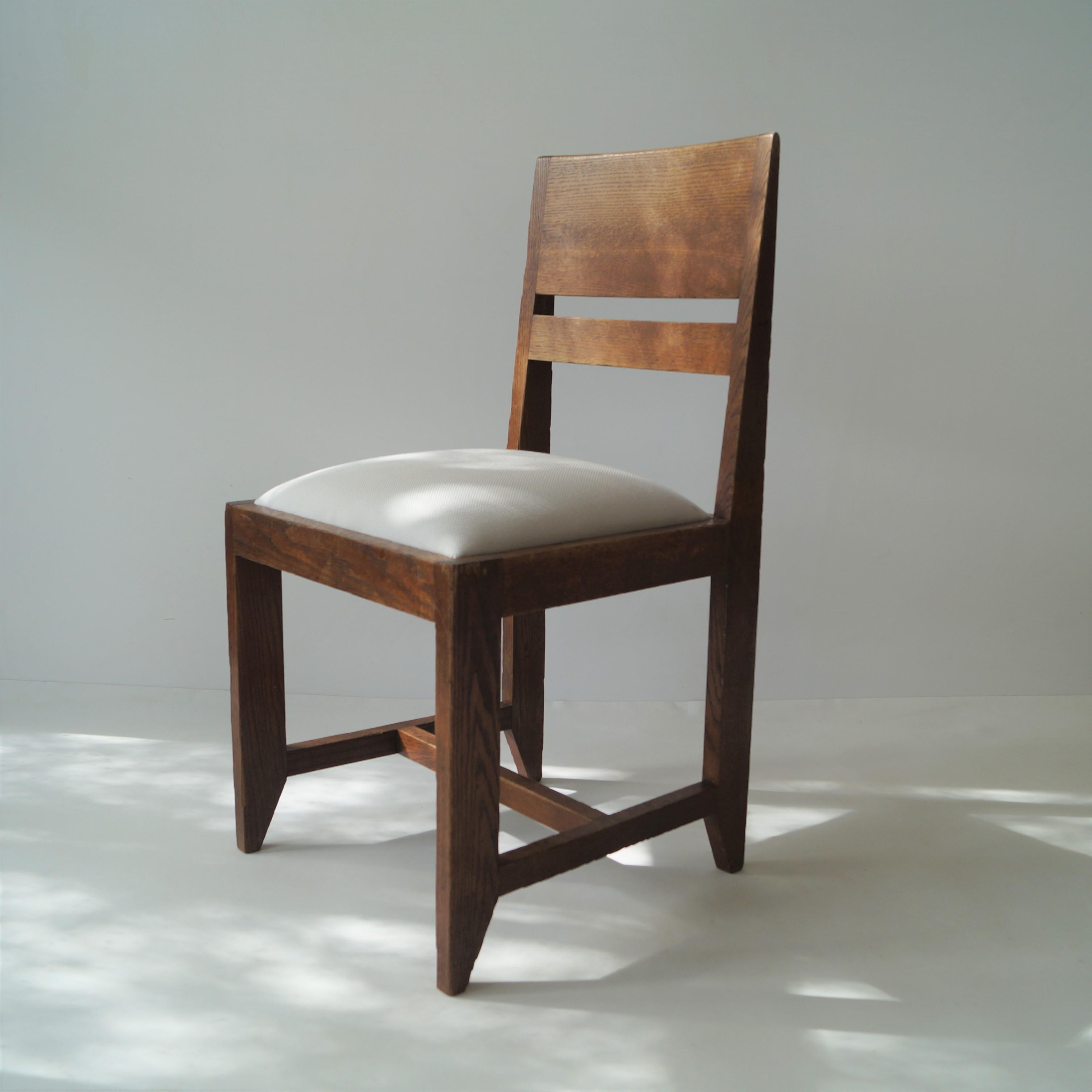 Rare minimalist Haagse School side chair, designed by Dutch architect Hendrik Wouda for Pander, 1920s to 1930s. Nice sleek design, rationalist and Haagse School. The chair is in very good condition and comfortable to use as an everyday chair. The