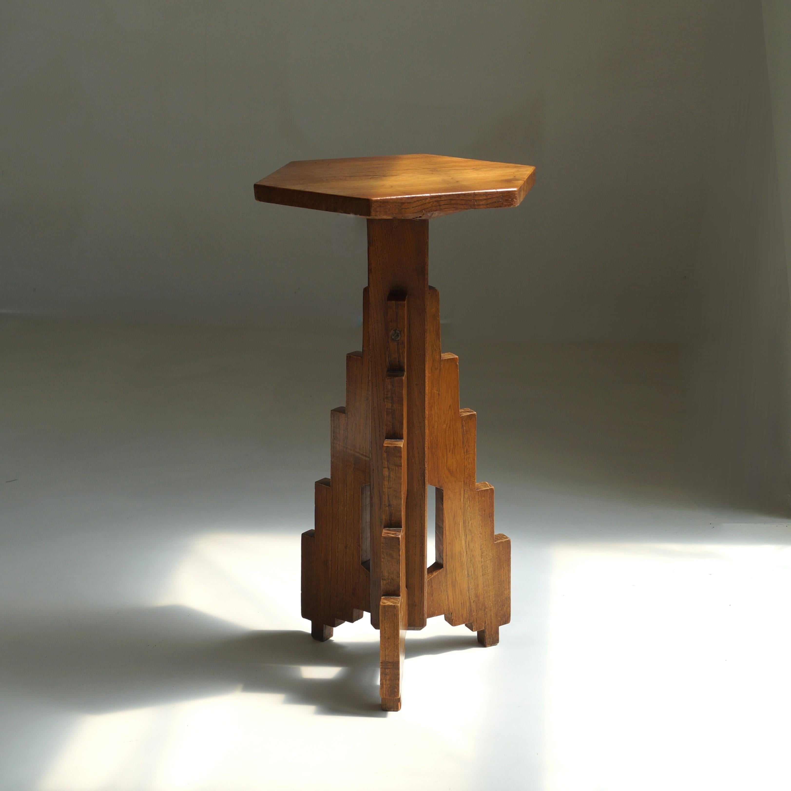 Pedestal modernista hexagonal Art Decó holandés, años 20 en venta 11