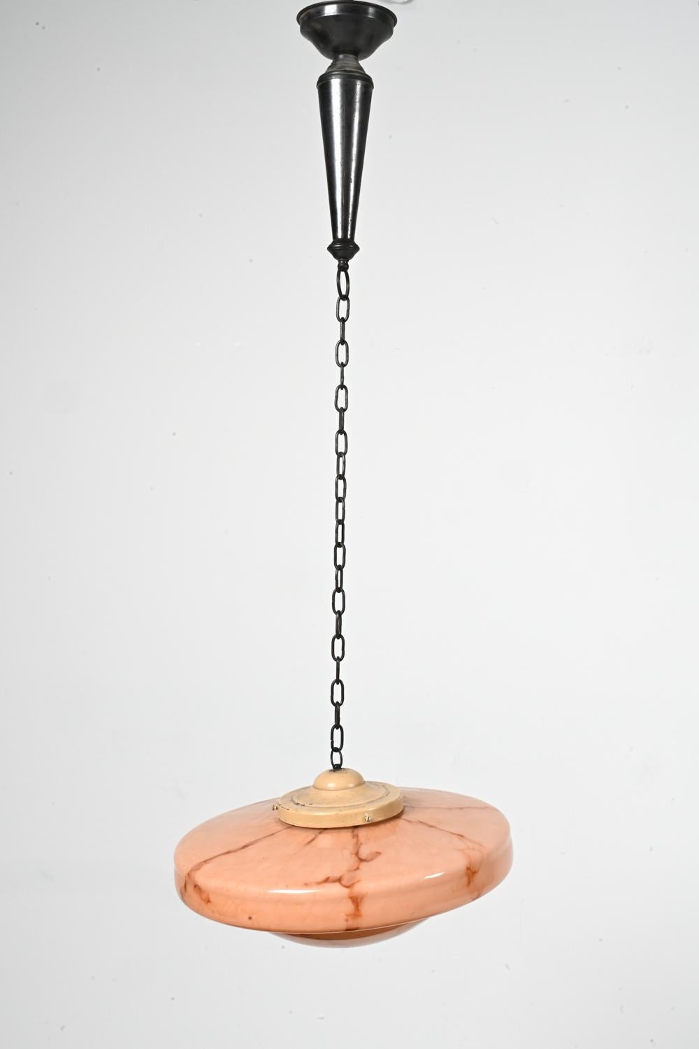 Lustre suspendu Art déco hollandais en verre rose marbré, vers les années 1930 Bon état - En vente à Norwalk, CT