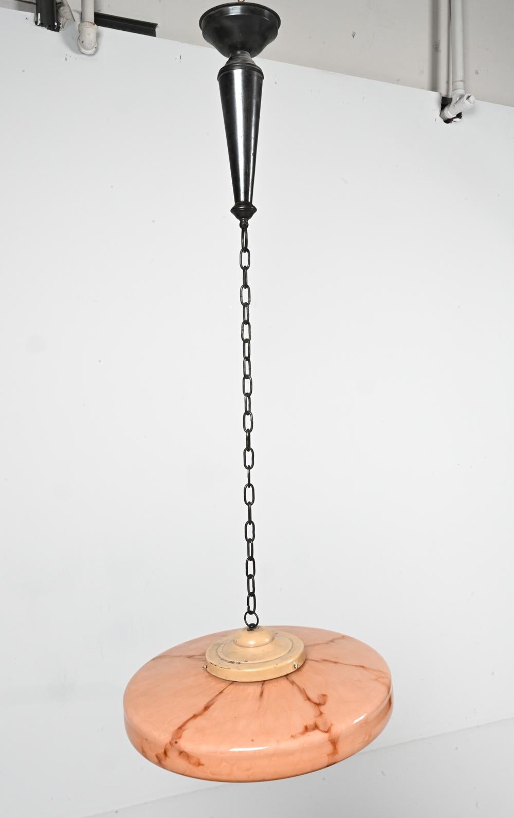 Lustre suspendu Art déco hollandais en verre rose marbré, vers les années 1930 en vente 2