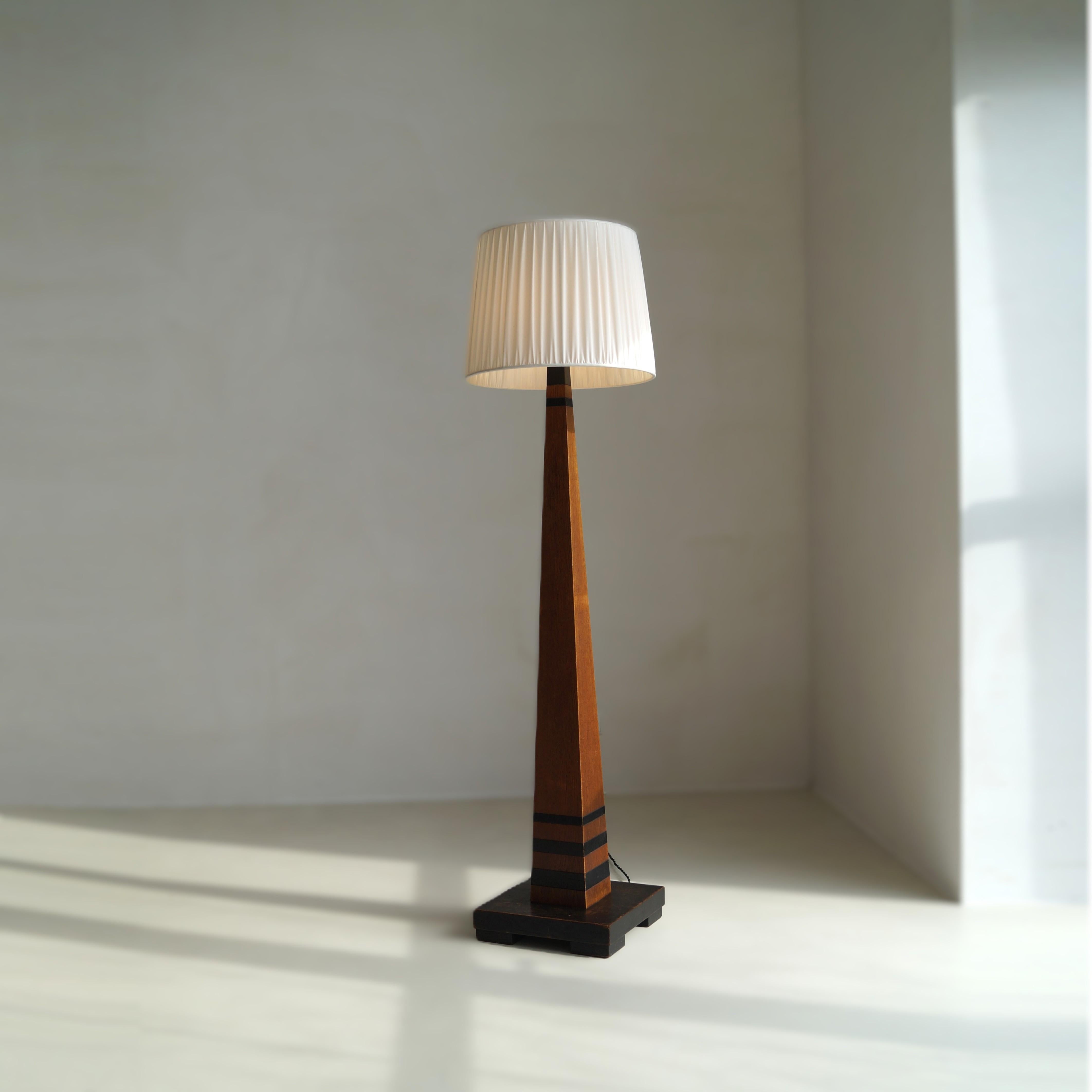 Eine sehr seltene modernistische holländische Art Deco Stehlampe, geschätzt ca. 1920.  Sie ist aus massiver Eiche mit einem schwarz gebeizten unteren Sockel und schwarz gebeizten Verzierungen um den Lampenstiel.  Der Stil der Lampe ist die 