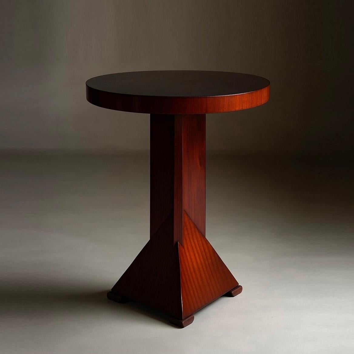 Cette élégante table moderniste hollandaise datant des années 1920 incarne la géométrie raffinée et la clarté architecturale du design européen du début du XXe siècle. Exécutée en acajou* richement teinté, la pièce présente un audacieux plateau rond