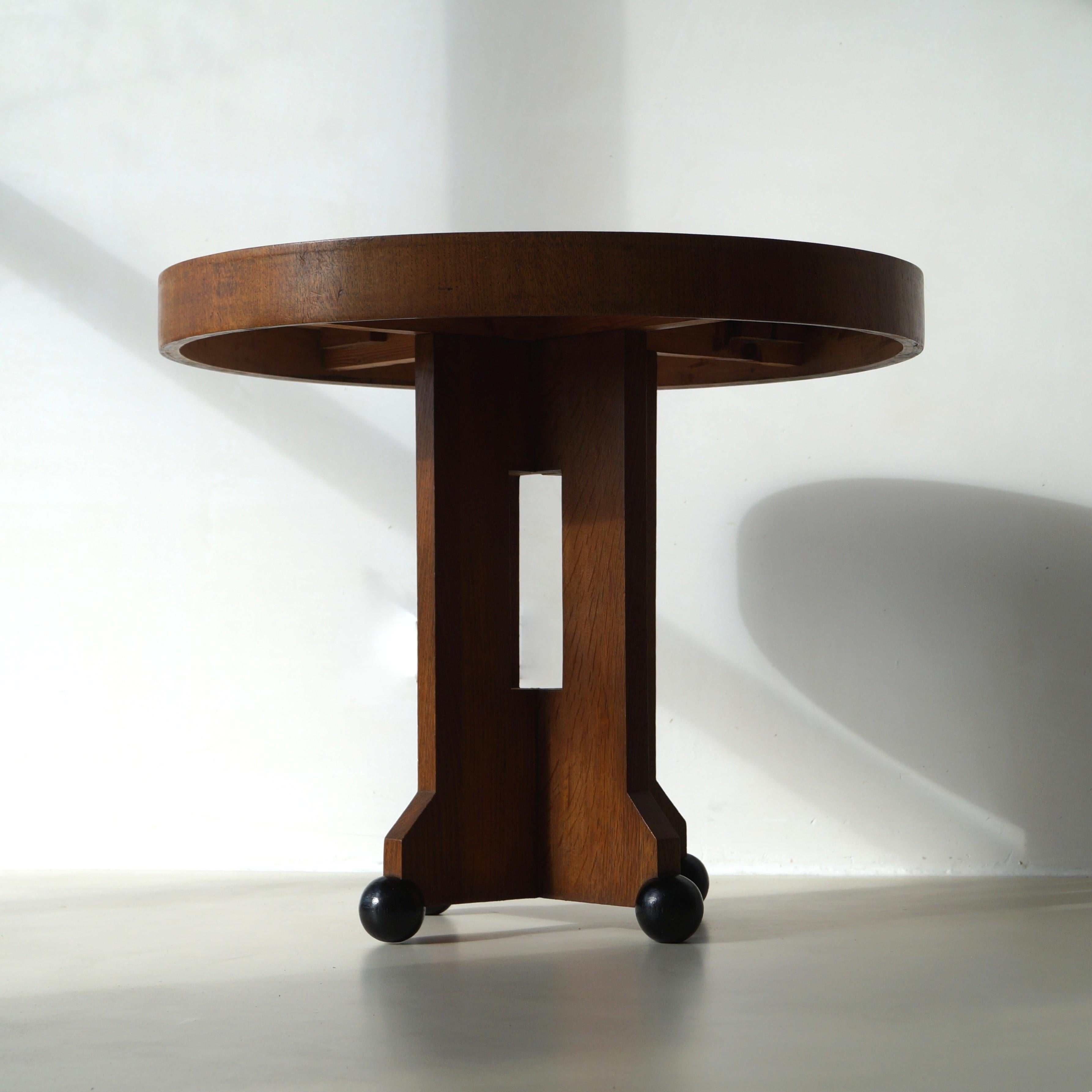 Dutch Art Deco modernist coffee table on ball feet, 1920s In Good Condition For Sale In EVERDINGEN, NL