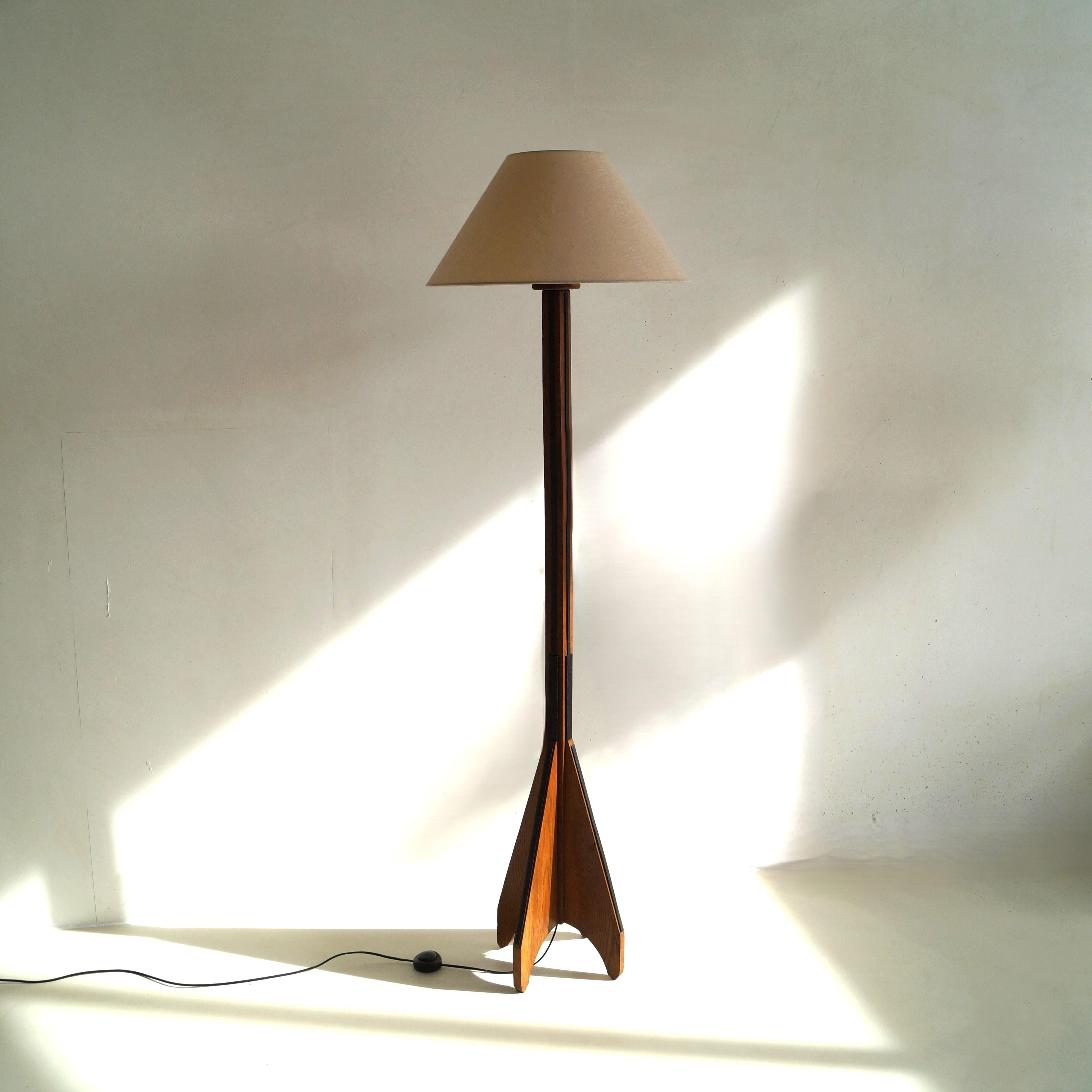 Una scultorea lampada da terra olandese in stile Art Déco degli anni '20. Un design piuttosto raro: le forme geometriche appuntite della base conferiscono al pezzo un aspetto modernista. È realizzato in rovere massiccio, con decorazioni nere lungo i