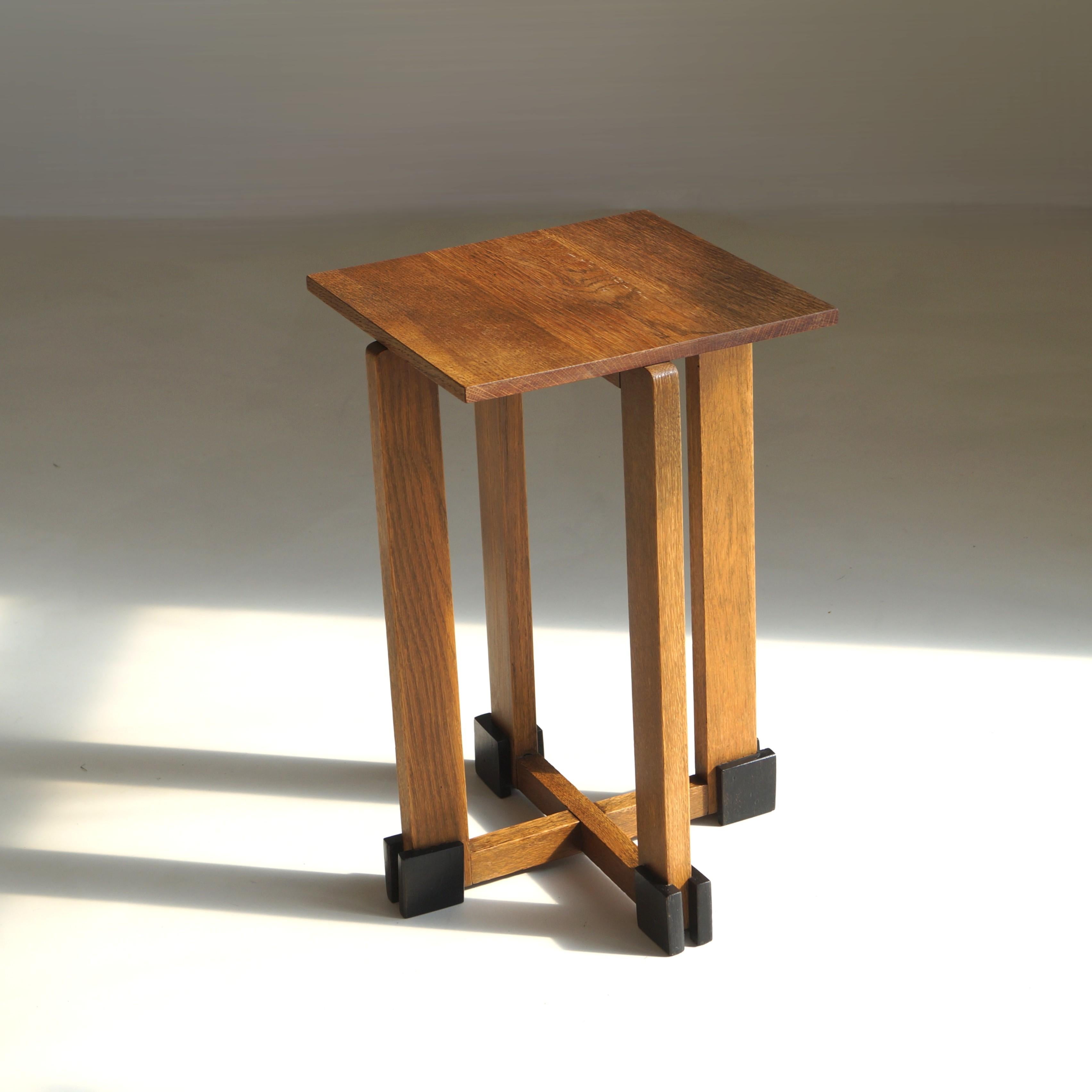 Mesa de centro de tamaño modesto, obra de Jan den Drijver para su tienda 