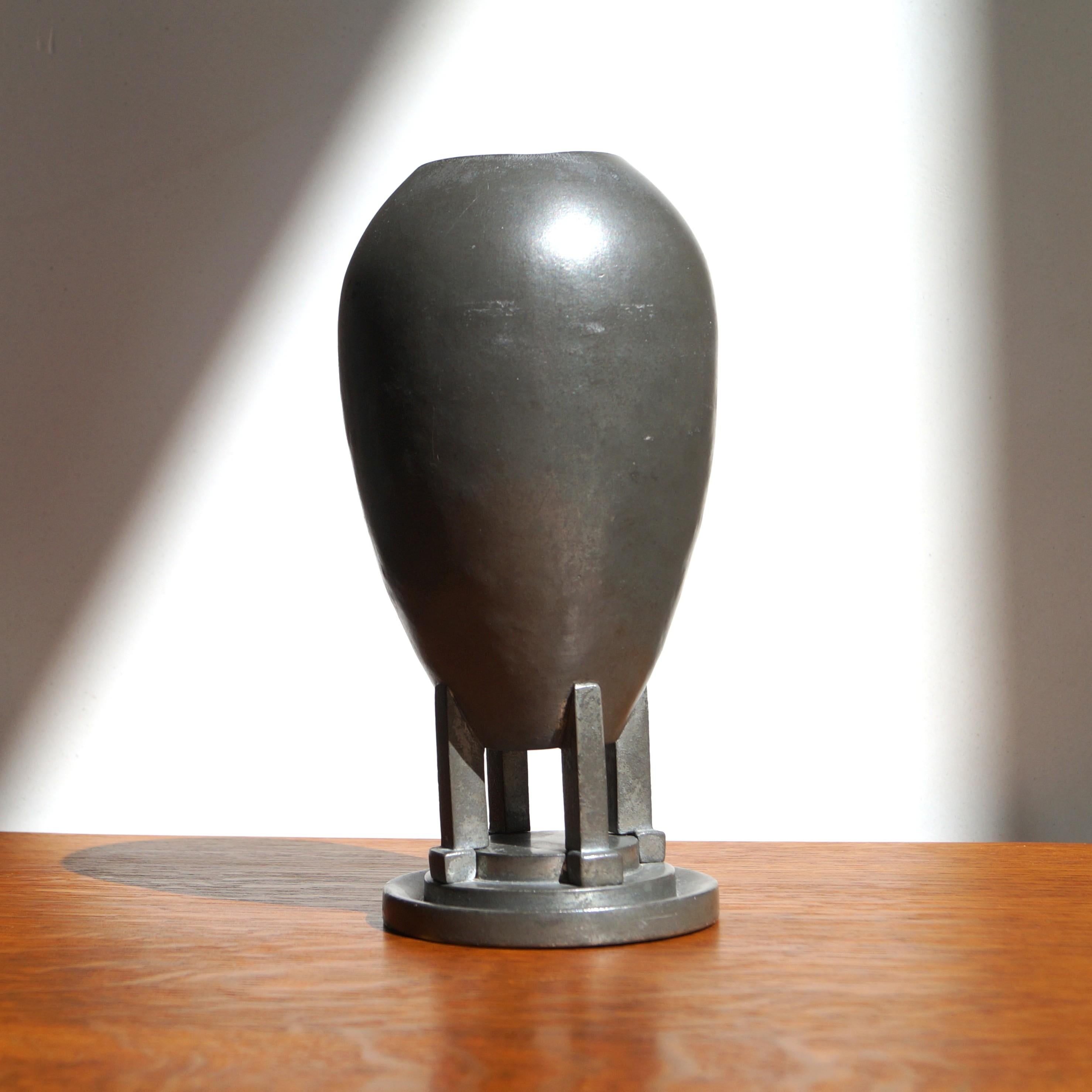 A stylish pewter vase with a rare modernist design, Daalderop, The Netherlands, c. 1925. Signed underneath with the Daalderop stamp from the 1920s. The piece is in very good condition regarding it is just over a 100 years old. 
The oval vase is