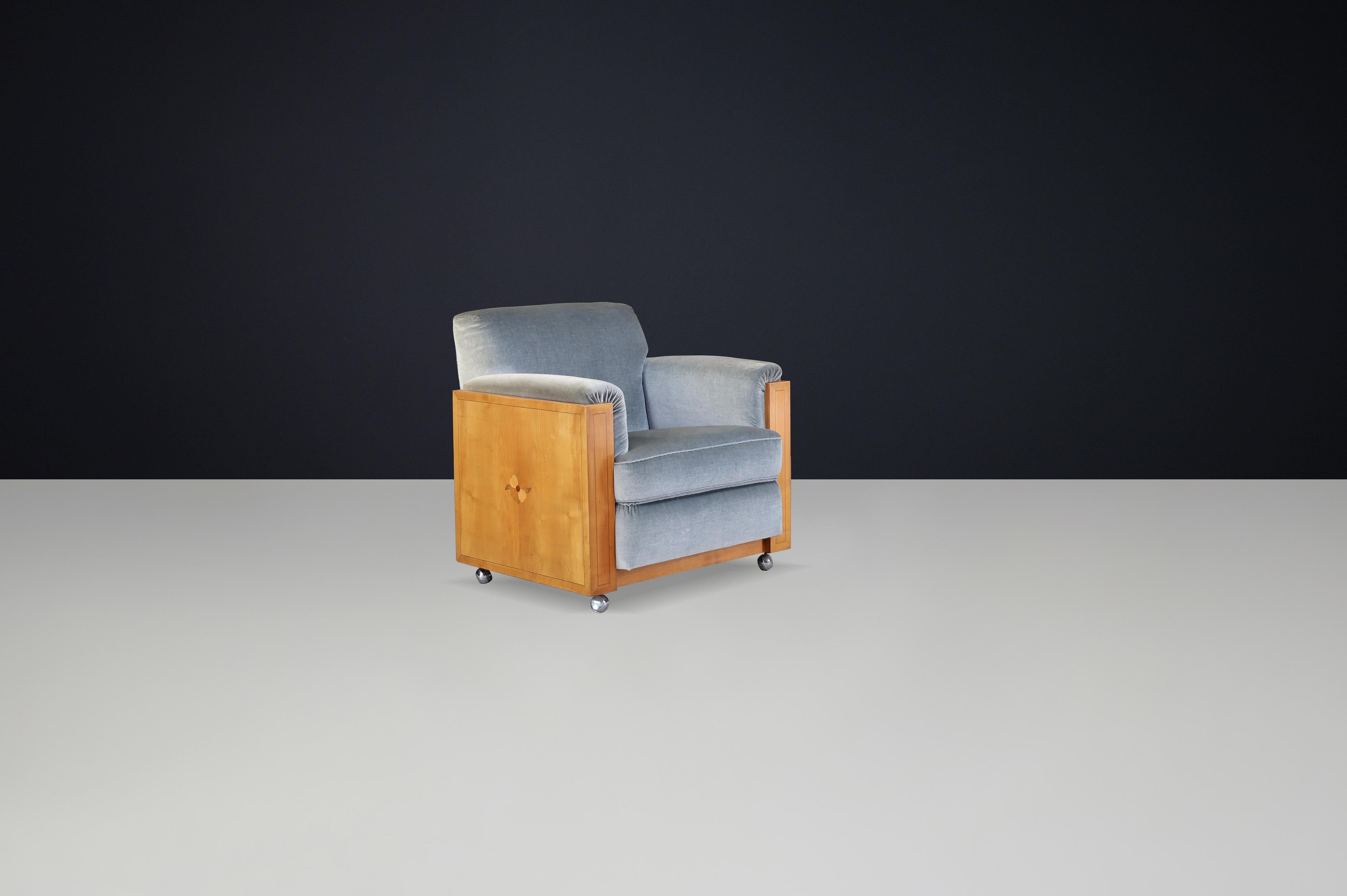Dutch Art Deco Oak Armchair with Inlaid Motif and Original Grey Velvet, 1930s

A striking Dutch Art Deco armchair from the 1930s, showcasing the timeless appeal of early modernist design with refined detailing and a focus on comfort. This piece