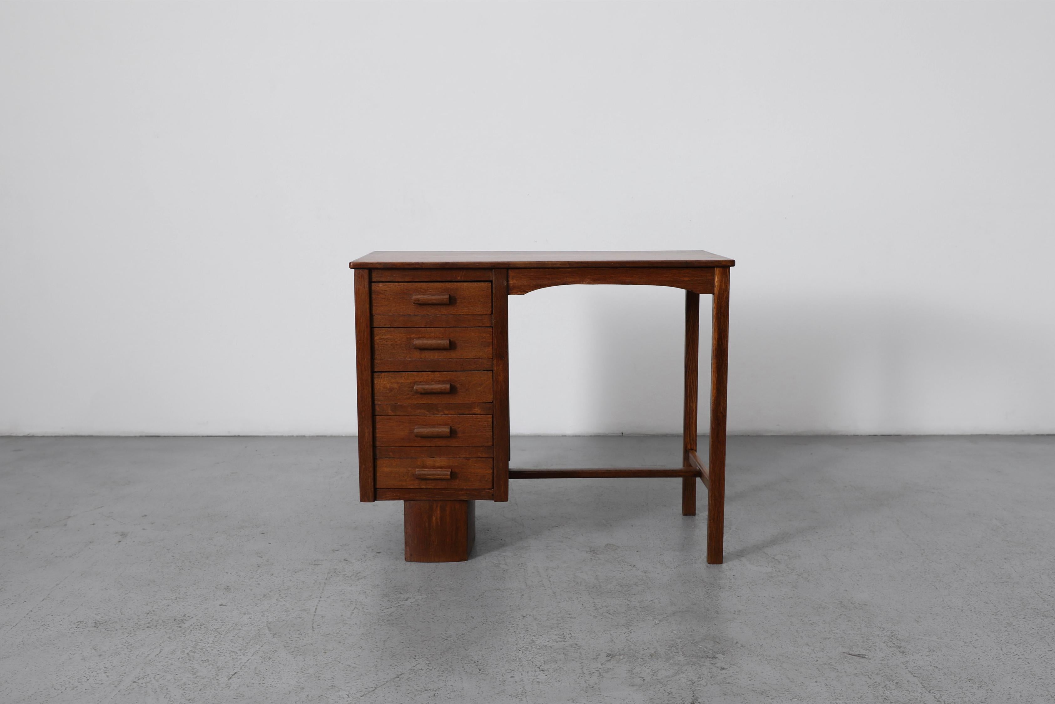 Lo scrittoio olandese in quercia Art Deco mette in mostra la raffinata maestria dei mobili in stile P.E.L. Izeren dell'inizio del XX secolo. Selezionato a mano dai Paesi Bassi, questo pezzo distintivo cattura l'eleganza geometrica e la raffinatezza