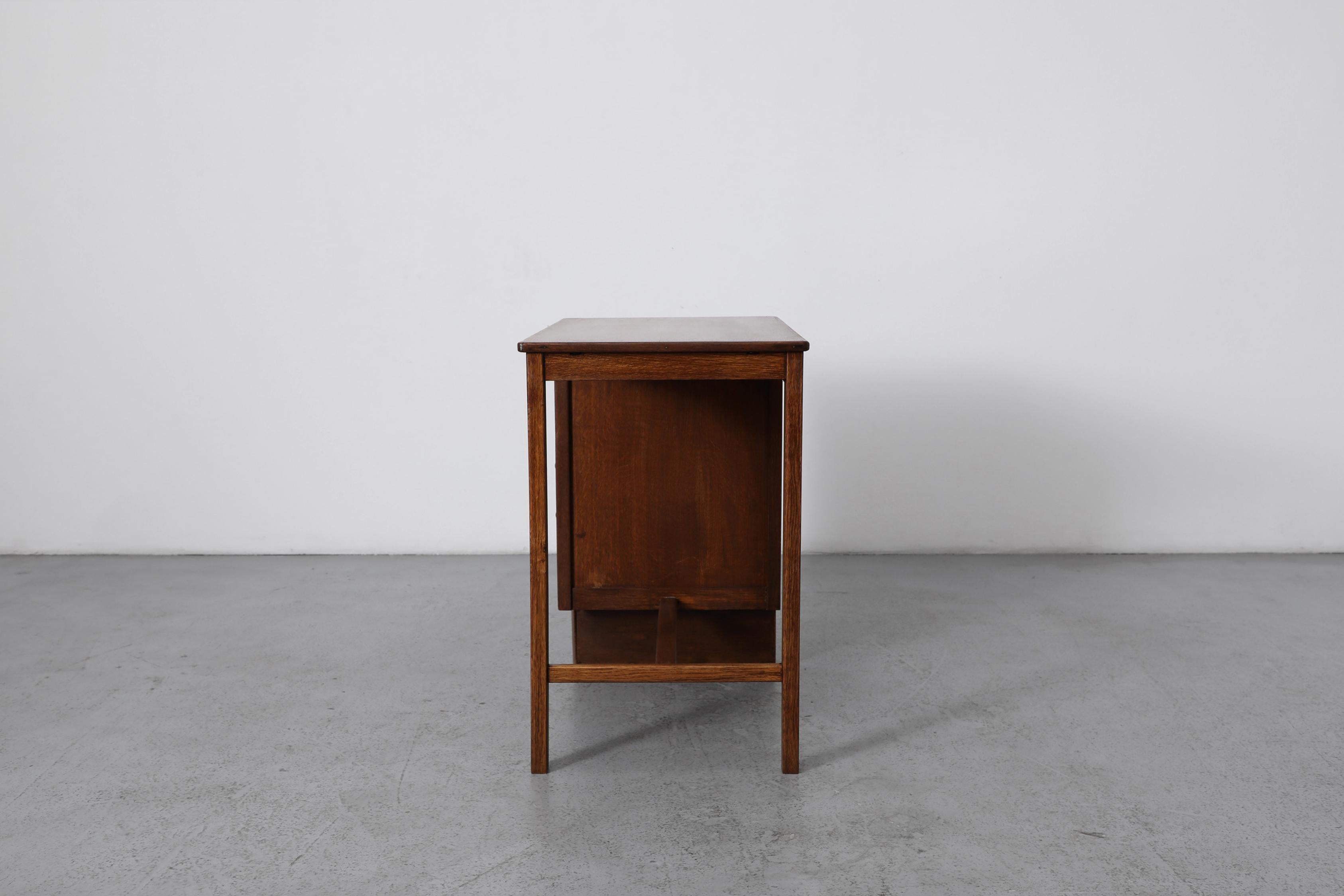 Scrivania olandese in stile Art Deco in Oak con cinque cassetti impilati, P.E.L. A. In condizioni buone in vendita a Los Angeles, CA