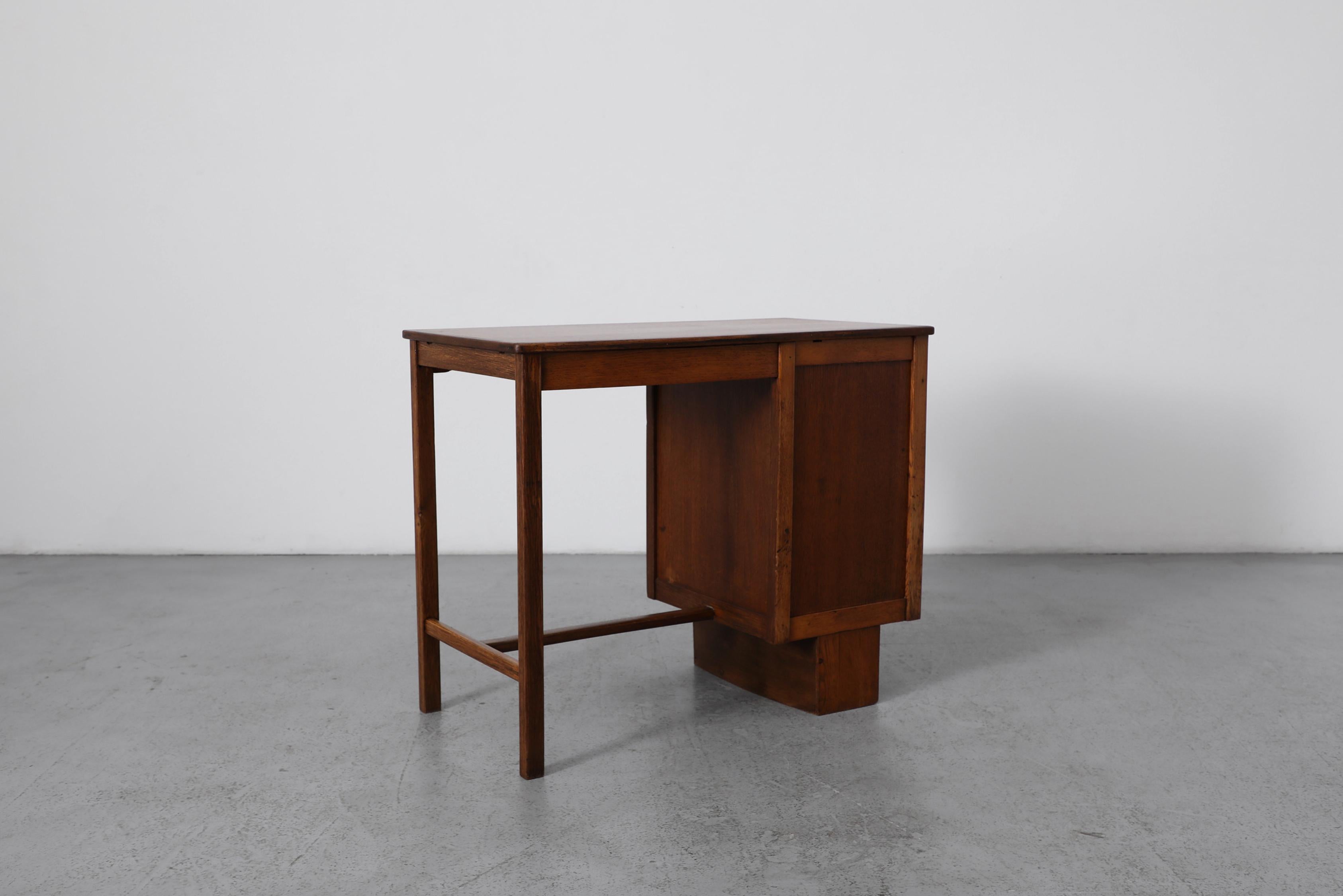 Inizio XX secolo Scrivania olandese in stile Art Deco in Oak con cinque cassetti impilati, P.E.L. A. in vendita