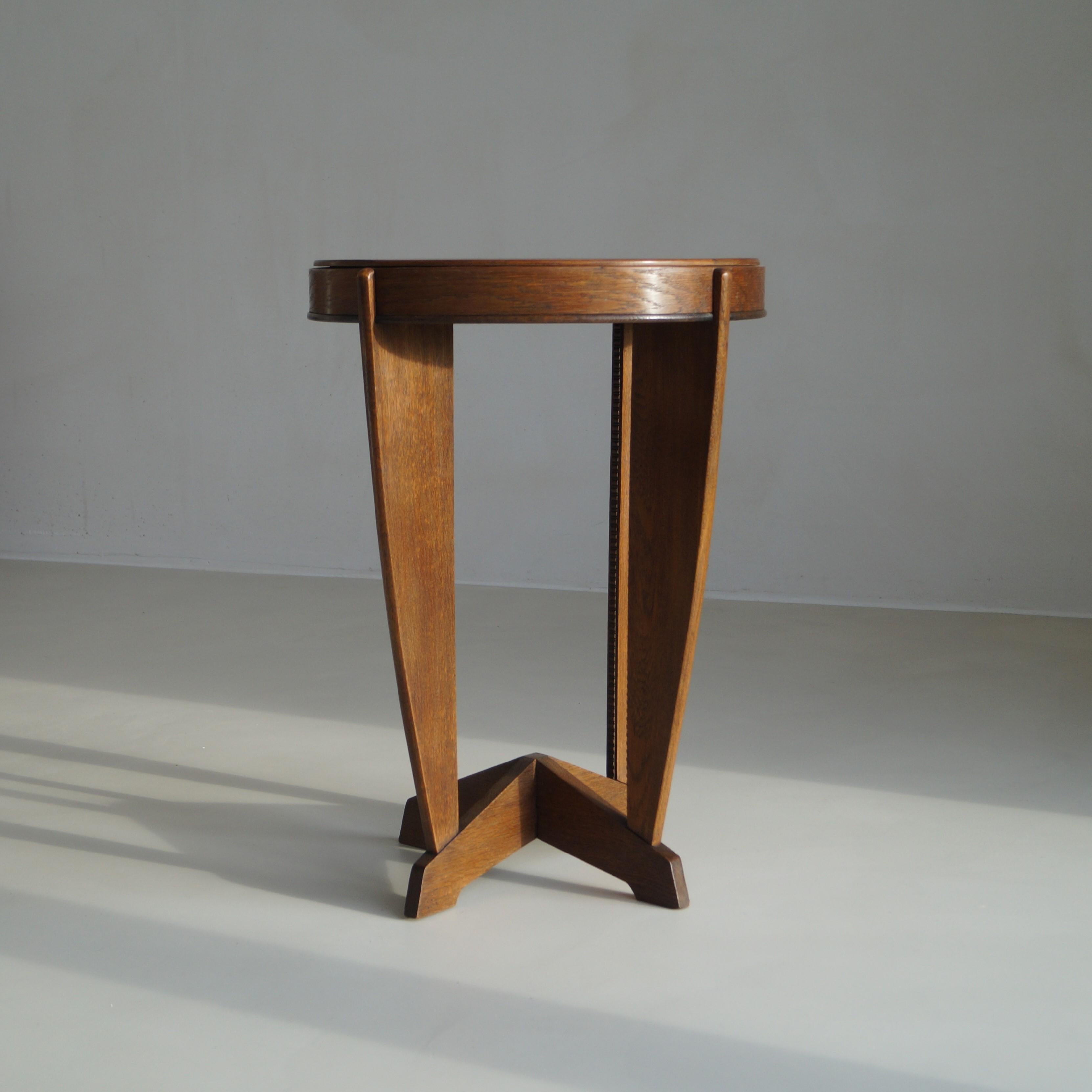 Table d'appoint de l'époque Art déco néerlandaise, années 1920. Très probablement conçu par P.E.L. Azeren pour De Genneper Molen. Une très belle pièce d'accentuation qui peut également être utilisée comme table à plantes.

La table a un design de