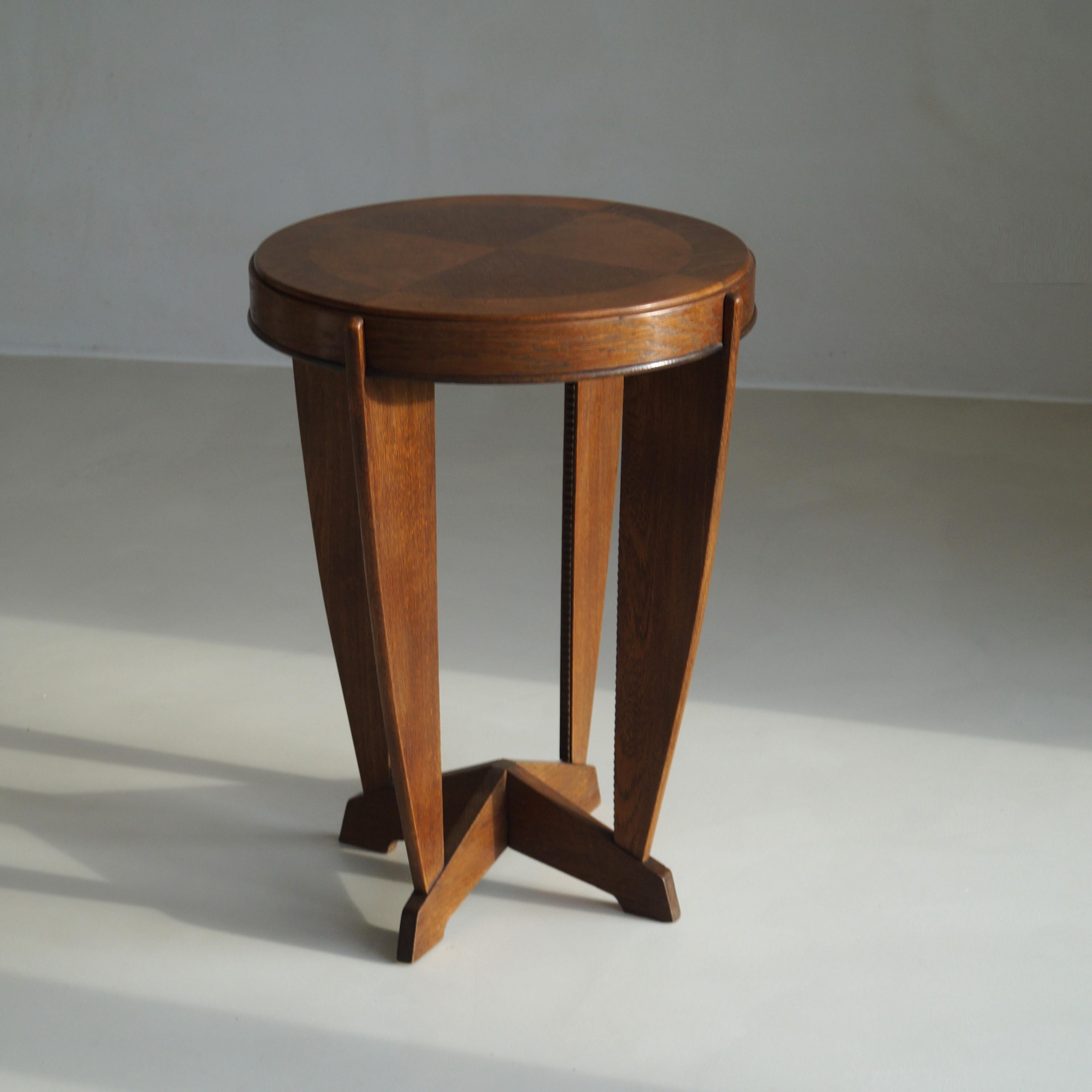 Néerlandais Table d'appoint ou guéridon Art déco hollandais en Oak, années 1920 en vente