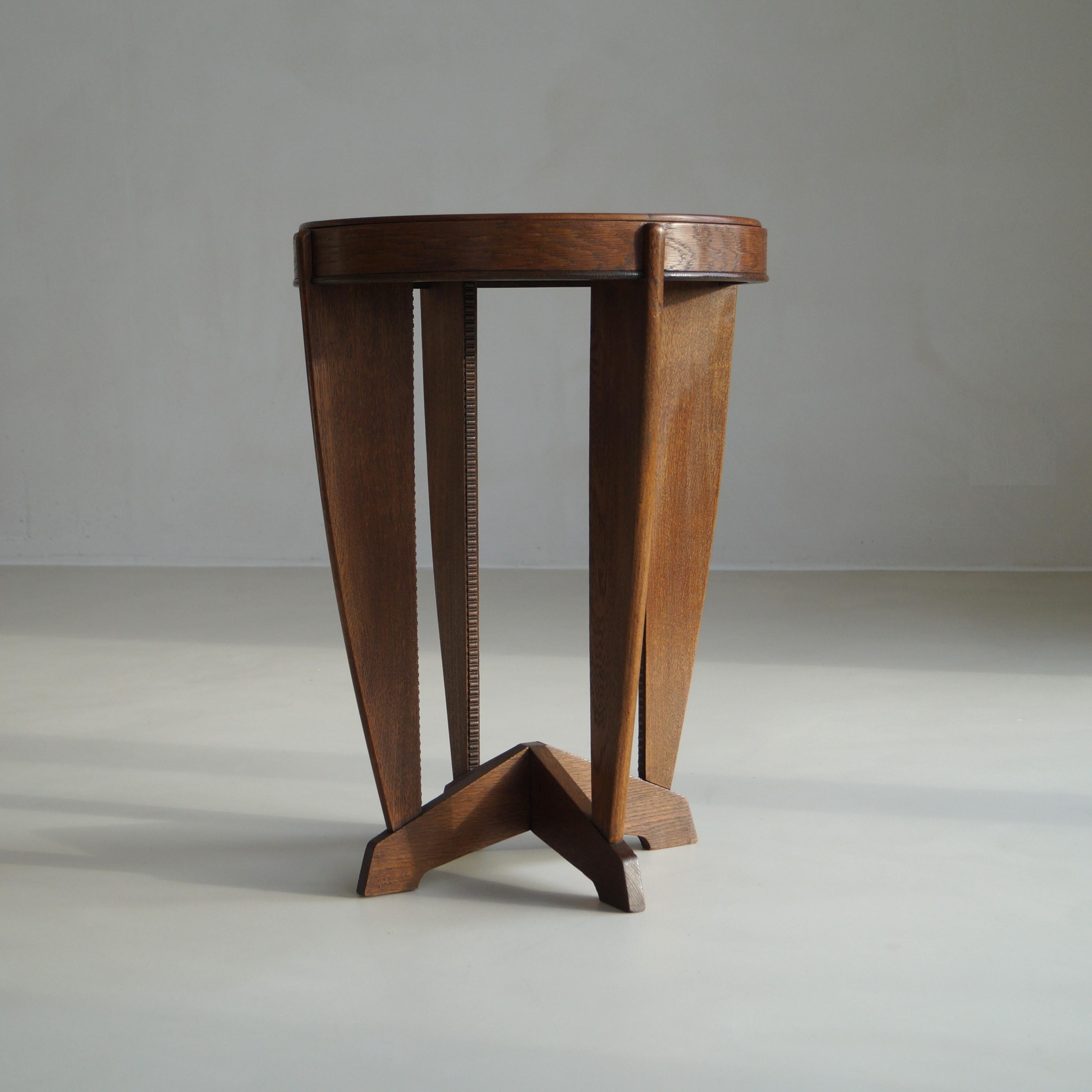Placage Table d'appoint ou guéridon Art déco hollandais en Oak, années 1920 en vente