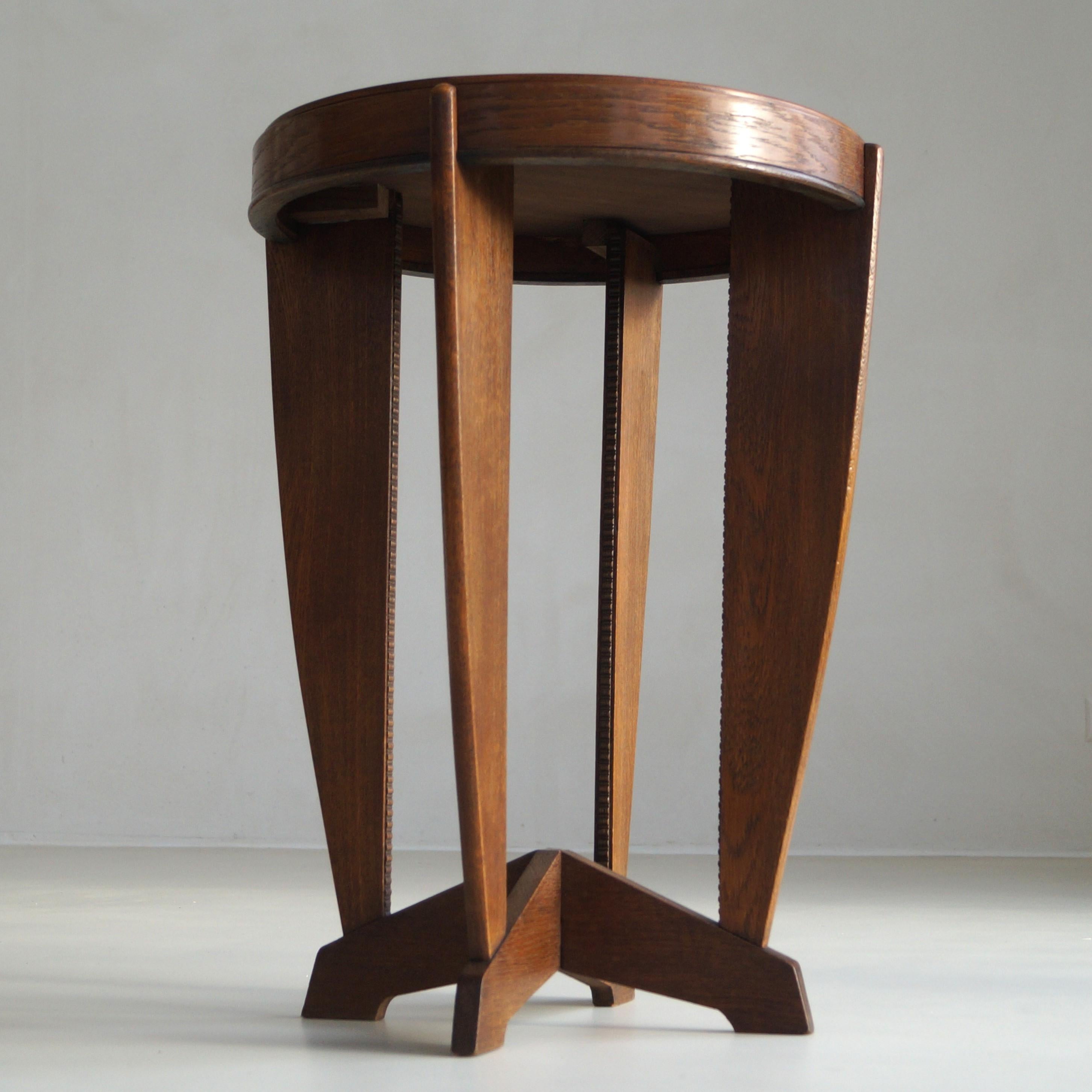 Début du 20ème siècle Table d'appoint ou guéridon Art déco hollandais en Oak, années 1920 en vente