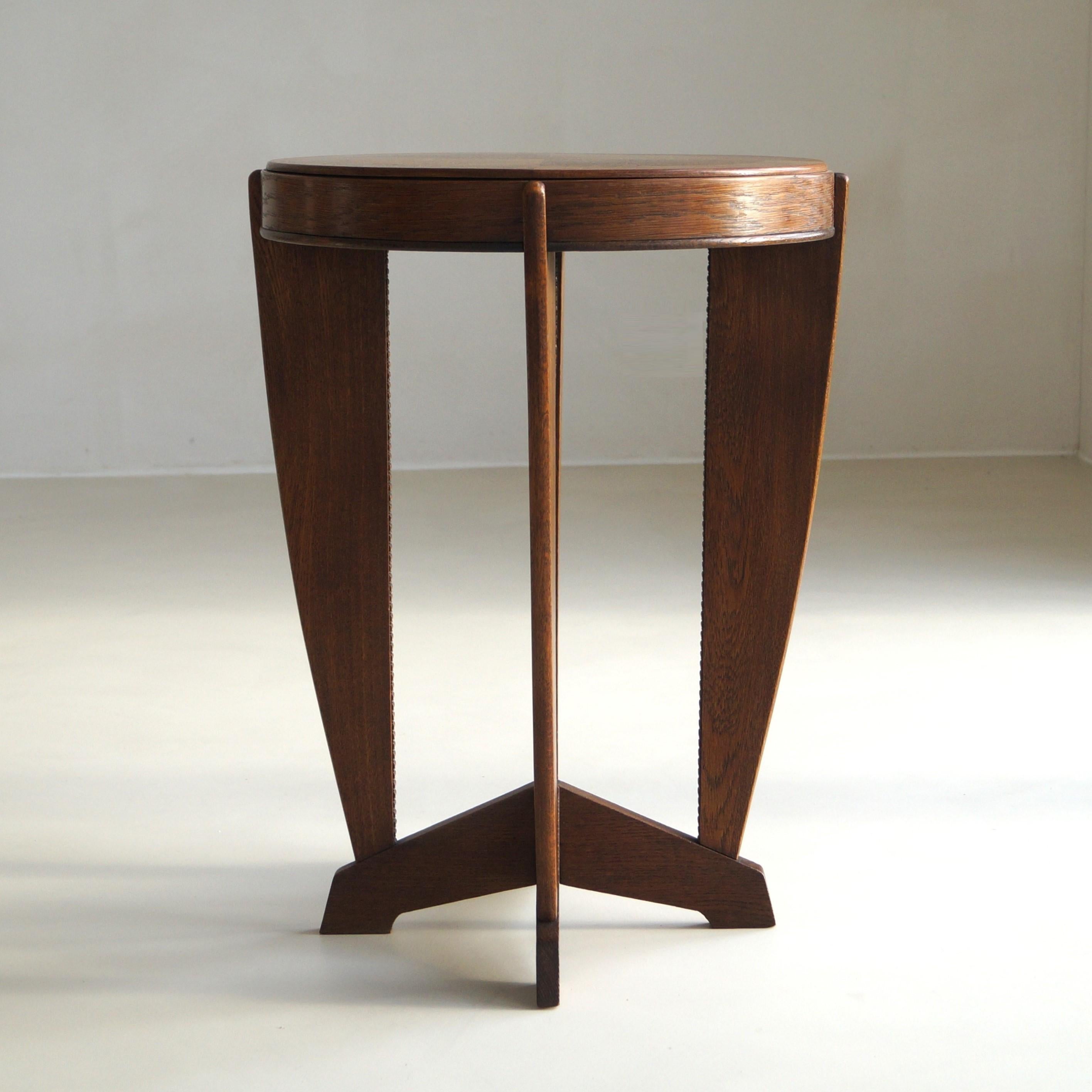 Chêne Table d'appoint ou guéridon Art déco hollandais en Oak, années 1920 en vente