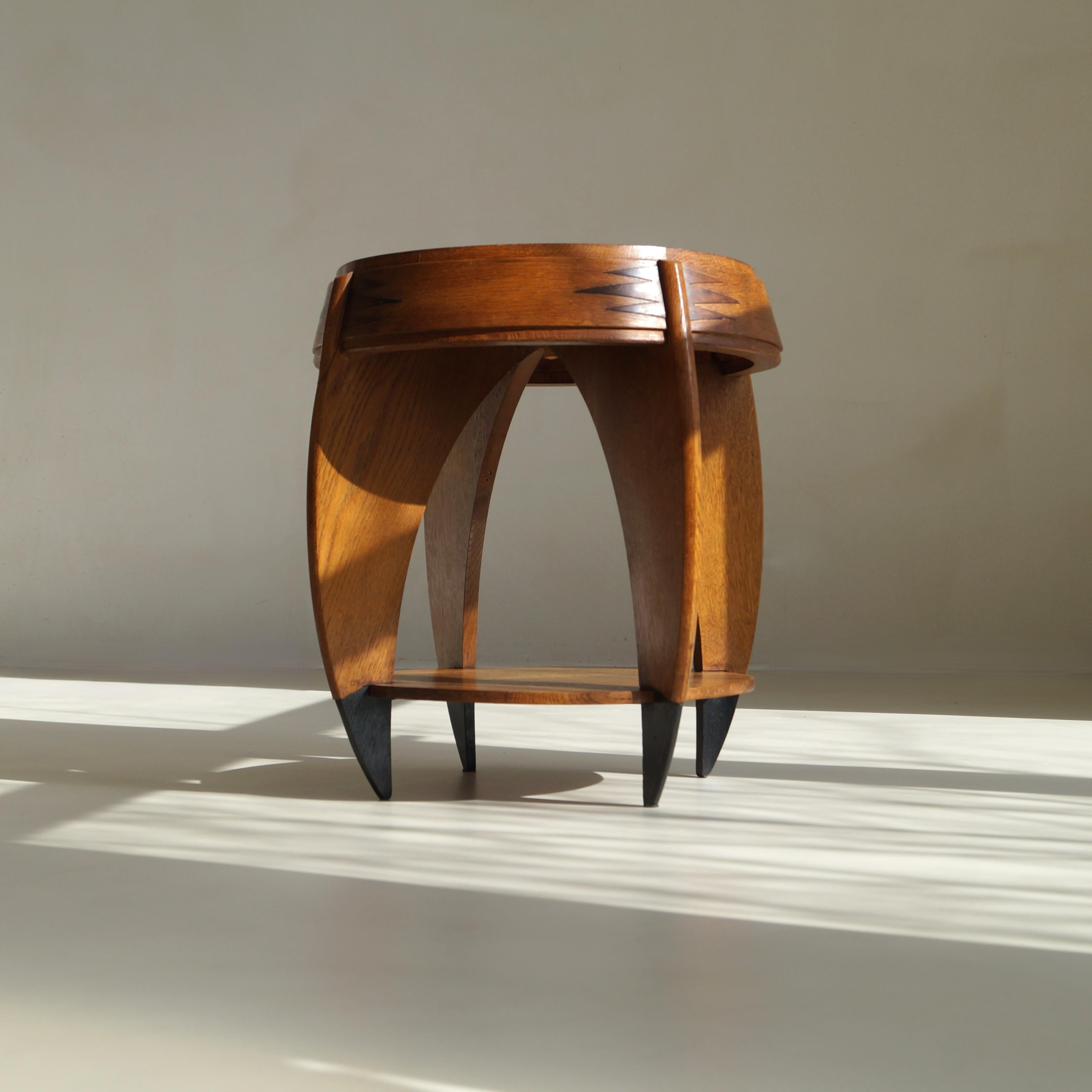 An Amsterdam School table from the Dutch Art Deco era, ca. 1920. Designed by P.E.L. Izeren for De Genneper Molen. Model nr. 301, documented in the Genneper Molen catalogue (see second and last picture)
One of the most iconic designs by Izeren and
