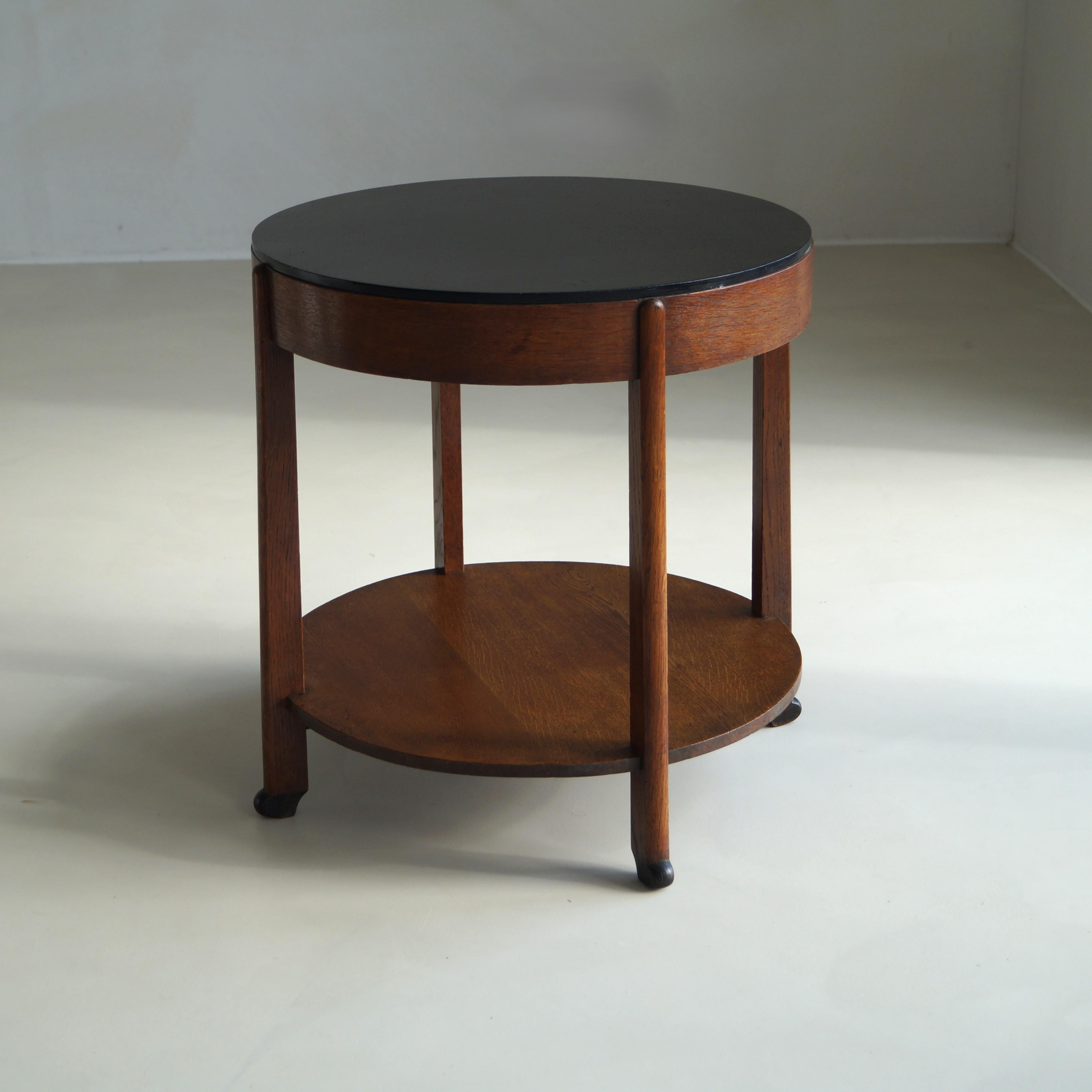 Oak Dutch Art Deco occasional table by Willem Penaat for Metz&Co, 1920s For Sale