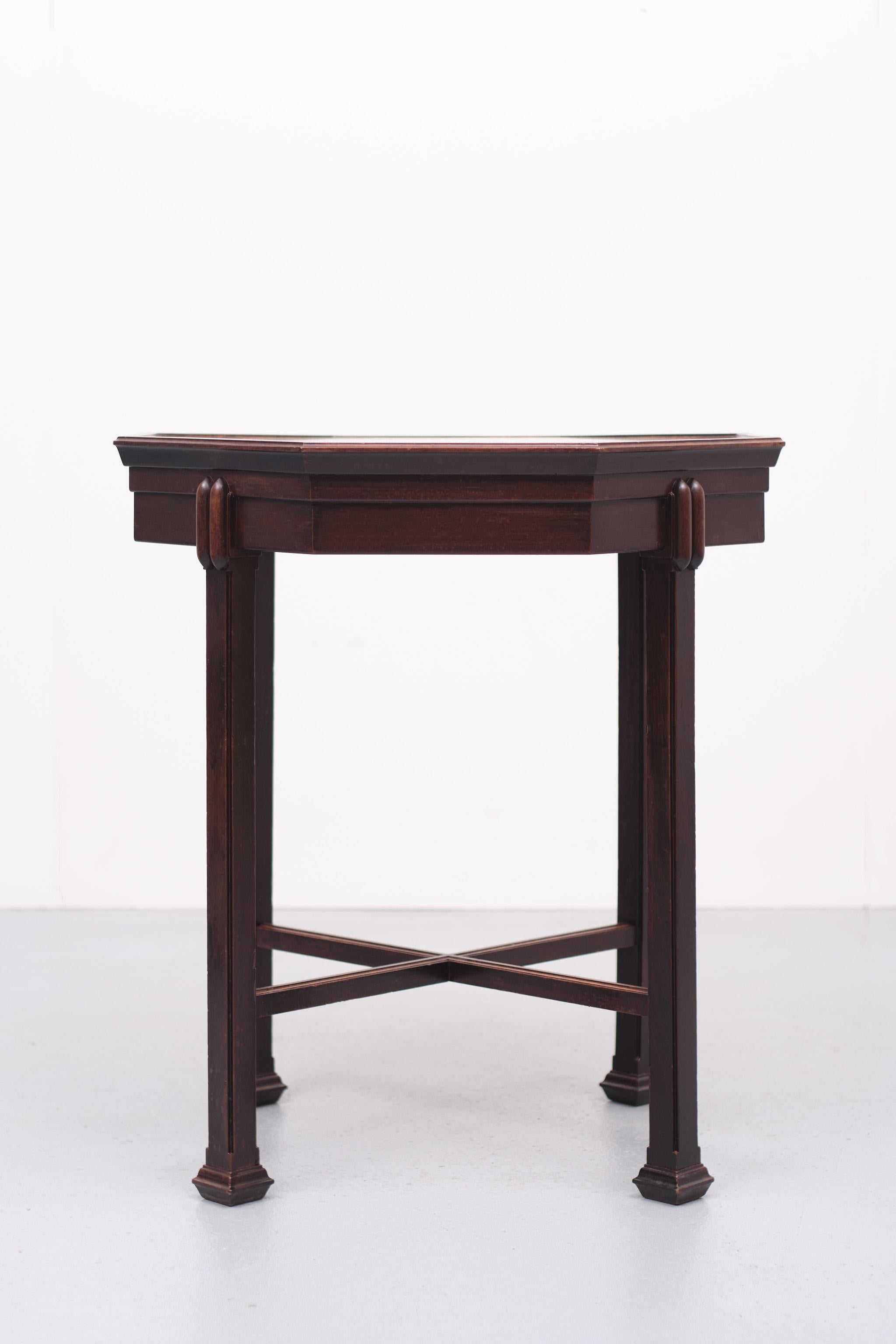 Beautiful octagonal side table, Architectural Design. lots of details in this
table, Amsterdamse School in style. Like the front of a Art Deco building. Mahogany and some fruit wood inlay. new glass top.