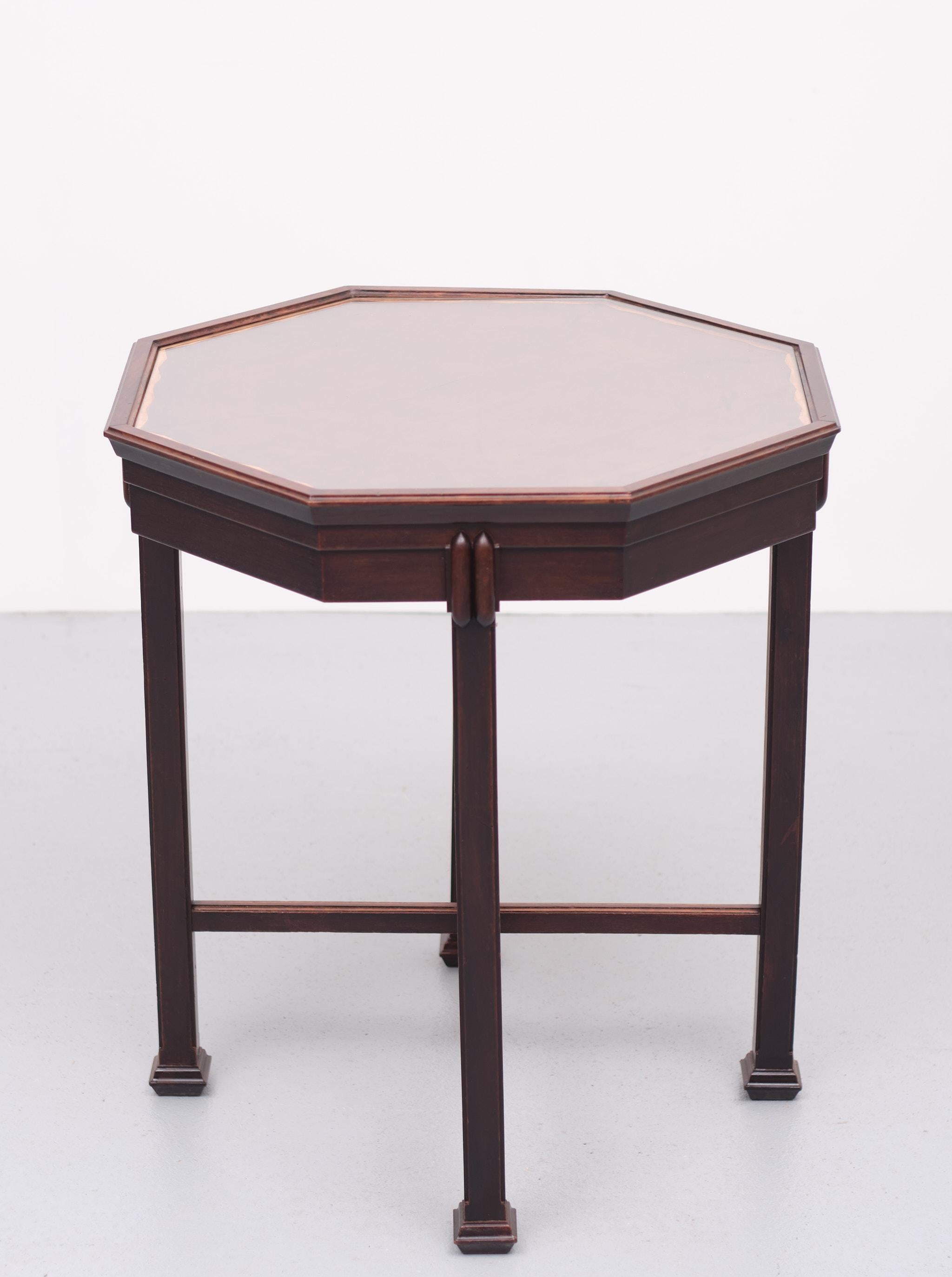 Début du 20ème siècle Table d'appoint octogonale néerlandaise Art Déco en acajou 1925 en vente