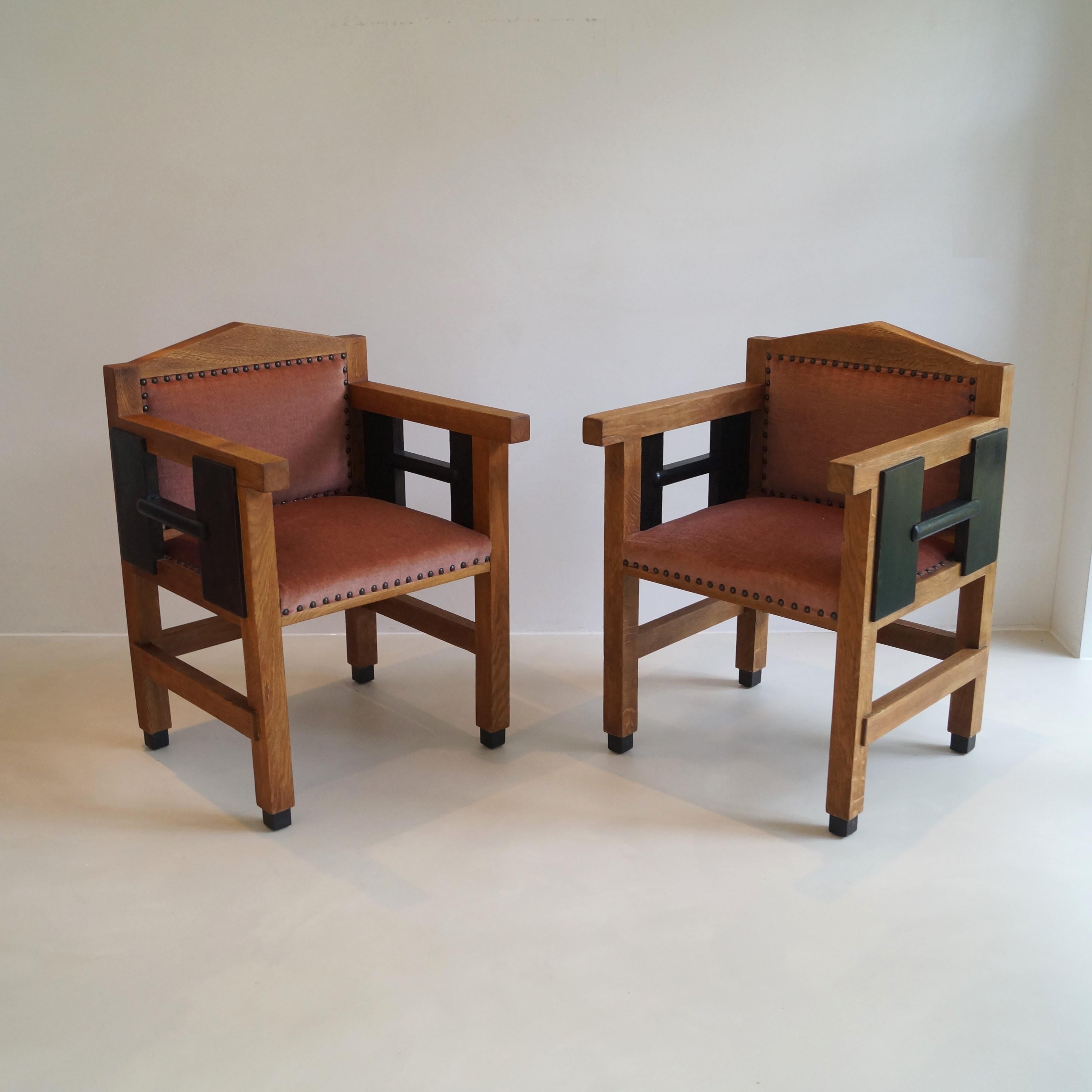  Un raro set di sedie Art Deco olandesi di ottima fattura dell'architetto Jacques Grubben. 
Queste sedie provengono da un set che faceva parte della sala riunioni di una casa d'aste di Venlo (1928), progettata dall'architetto J.Grubben. Grubben