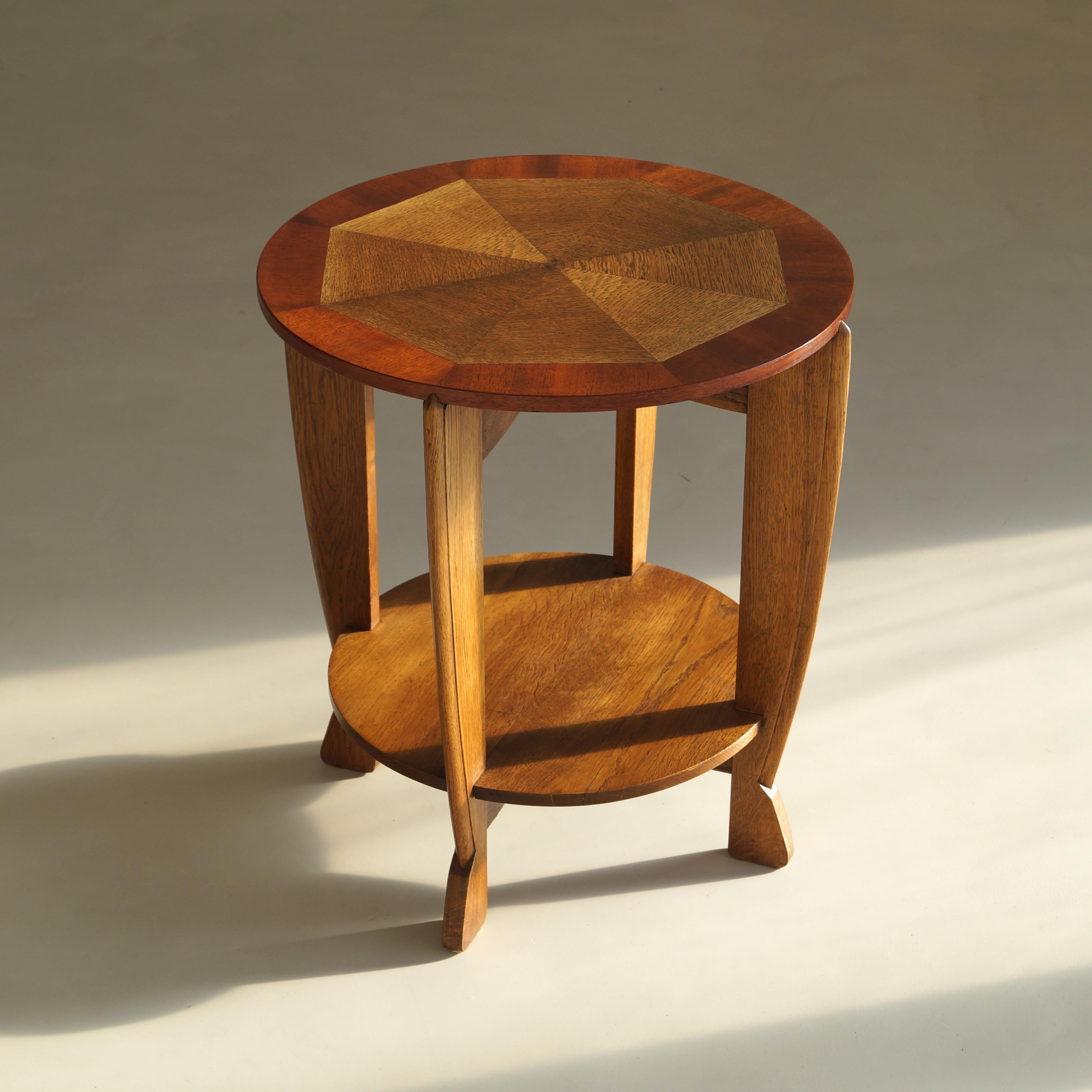 Table d'appoint de l'époque Art déco néerlandaise, années 1920. Conçu par P.E.L. Izeren pour De Genneper Molen comme n°. 258. Cette conception est documentée. L'ancien catalogue du Genneper Molen présente la même table sous le numéro 256. 256. Ce n°