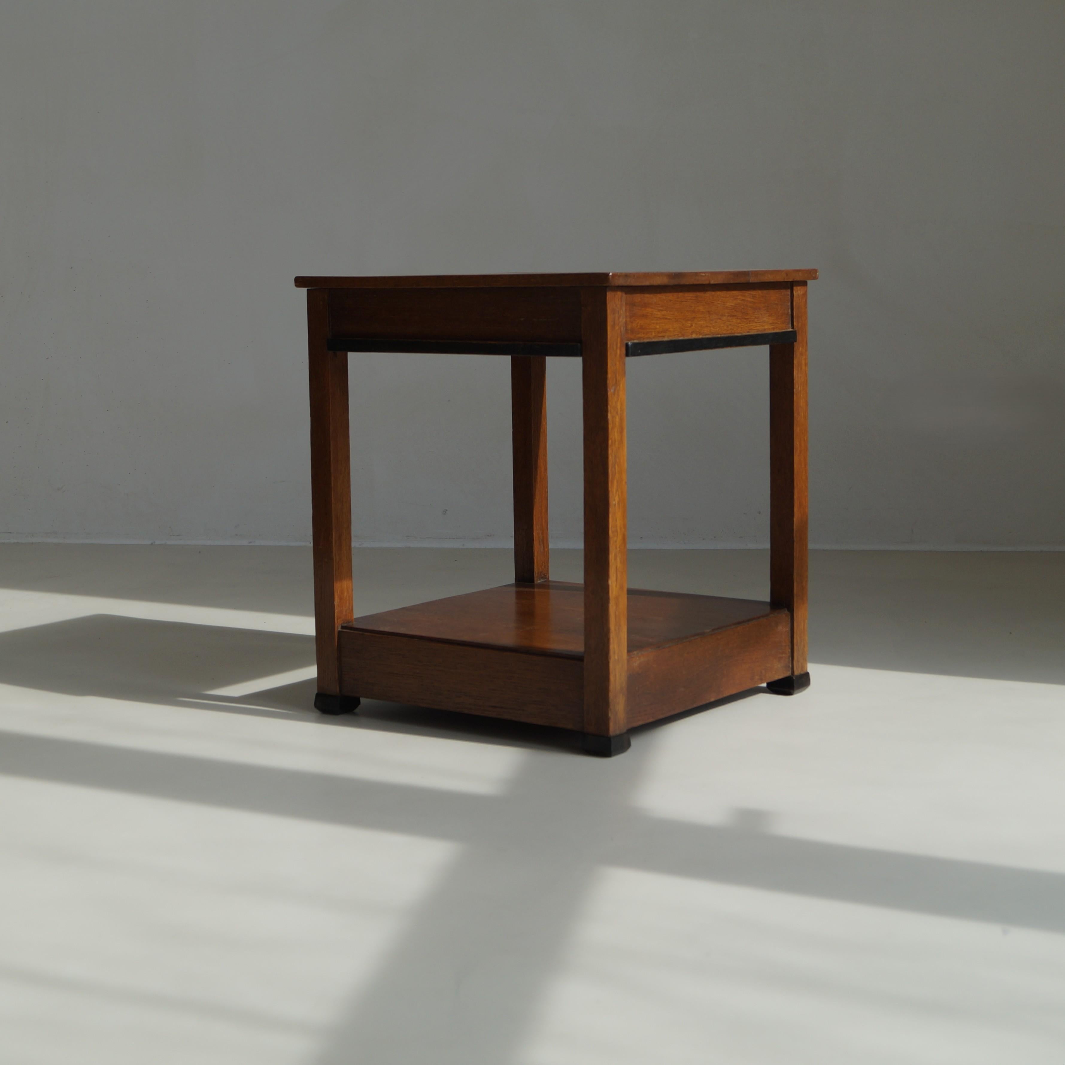 Niederländischer quadratischer Beistelltisch im Art déco-Stil, L.O.V. Oosterbeek zugeschrieben, 1920er Jahre im Zustand „Gut“ im Angebot in EVERDINGEN, NL