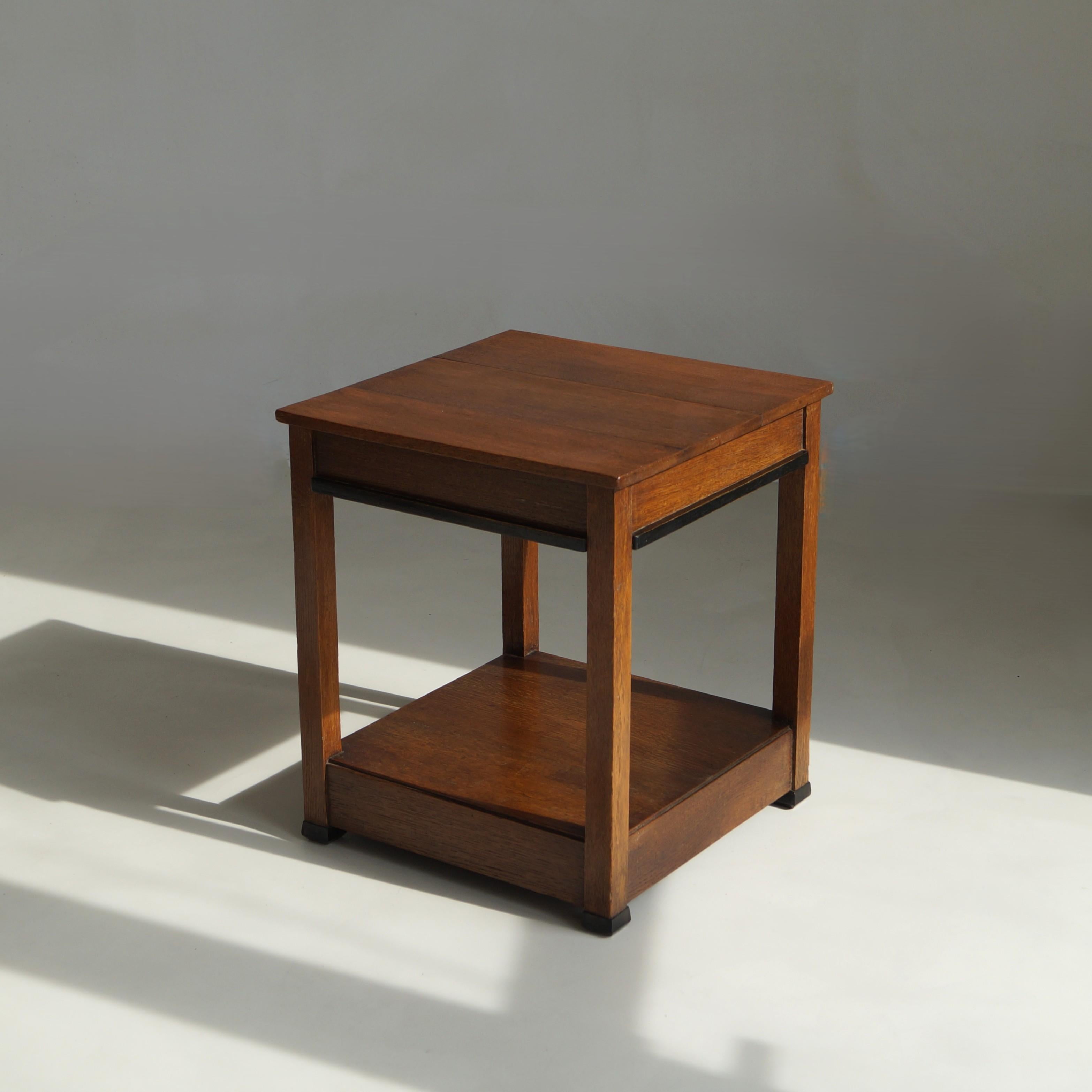Niederländischer quadratischer Beistelltisch im Art déco-Stil, L.O.V. Oosterbeek zugeschrieben, 1920er Jahre (Frühes 20. Jahrhundert) im Angebot