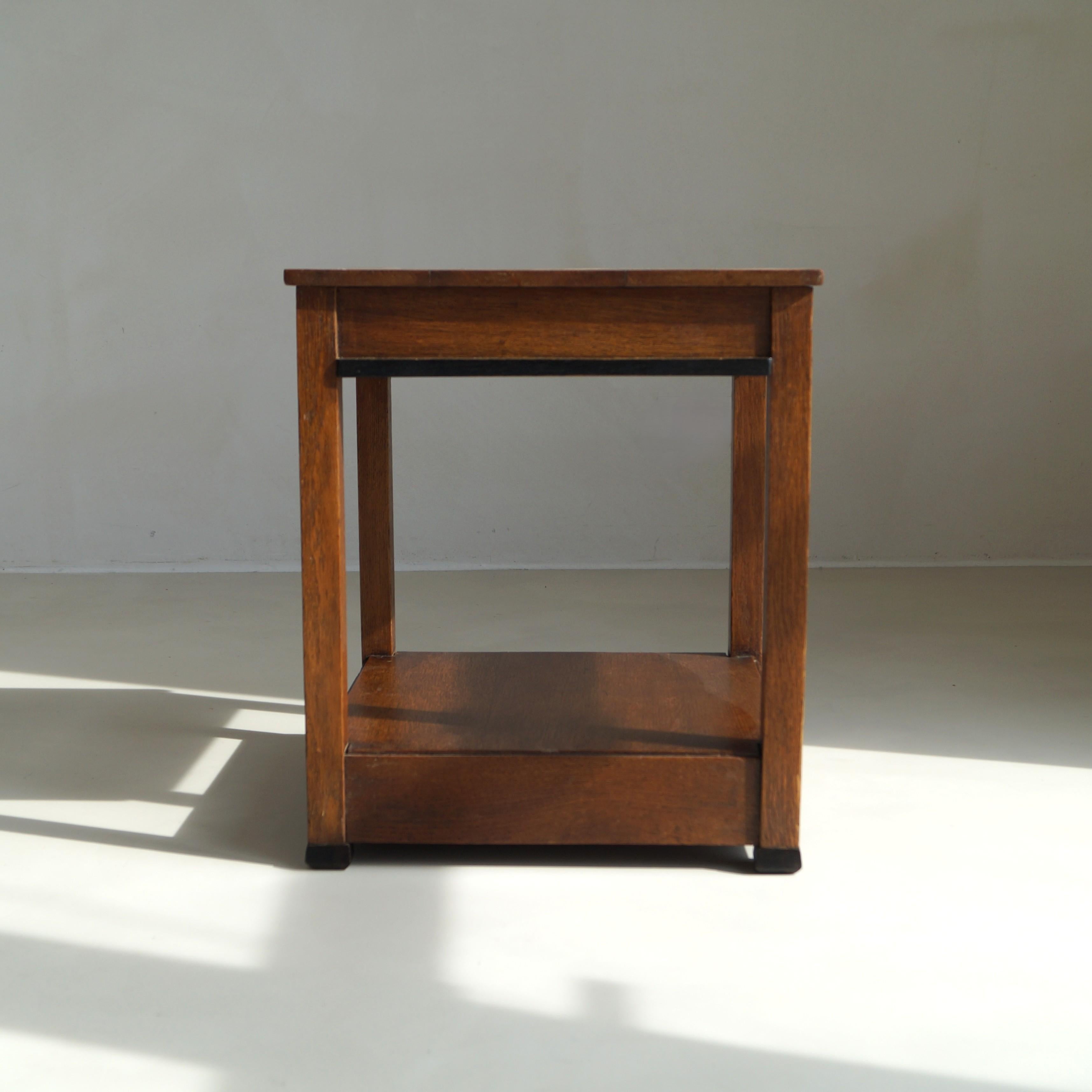 Niederländischer quadratischer Beistelltisch im Art déco-Stil, L.O.V. Oosterbeek zugeschrieben, 1920er Jahre (Eichenholz) im Angebot