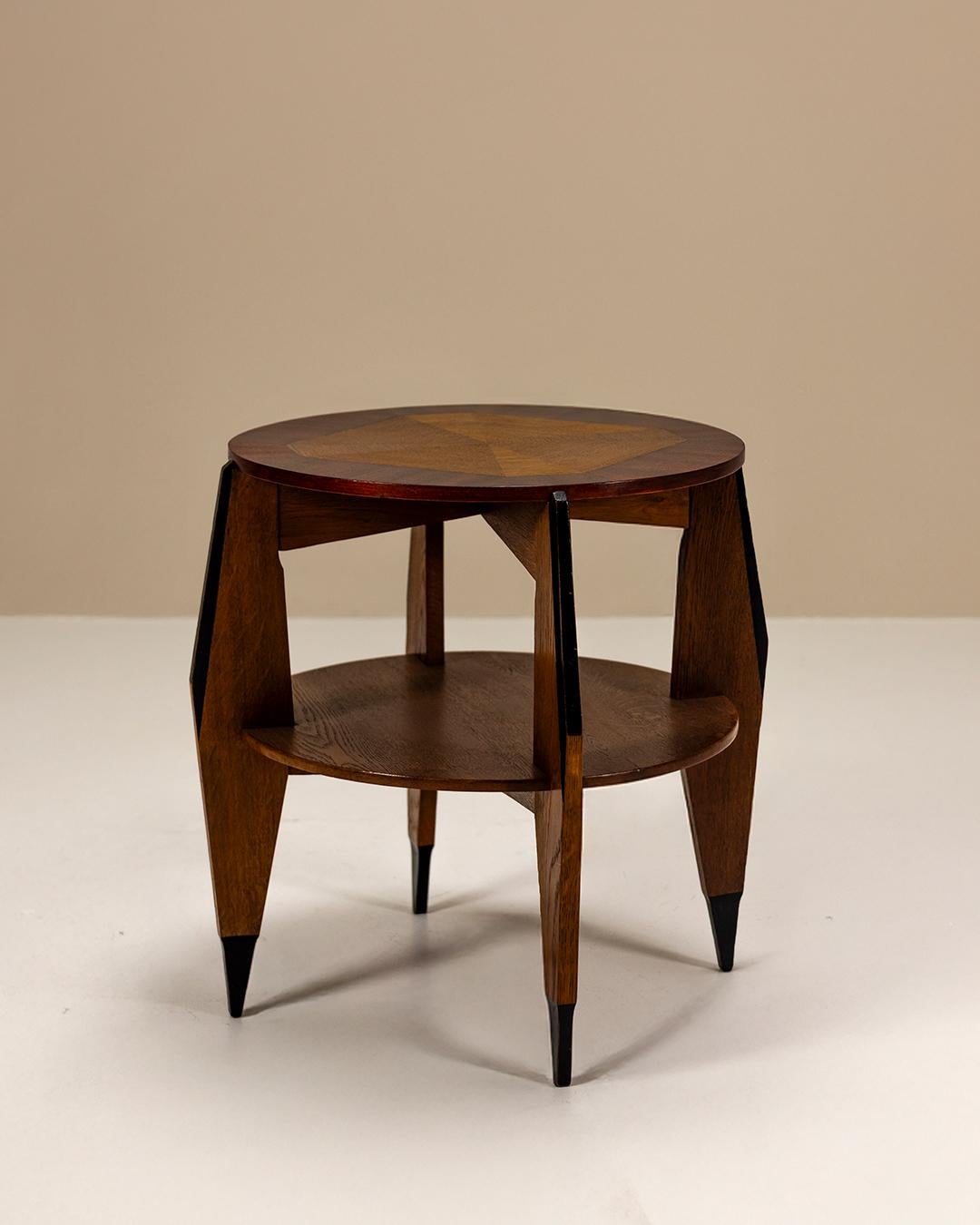 A fine example of Dutch Art Deco design from the early 20th century, this table by P.E.L. Izeren was produced for Genneper Molen. Model 259 combines architectural structure with a strong graphic sensibility, typical of Izeren’s refined approach to