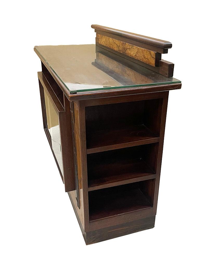 Mobile da tè olandese in stile Art Déco, 1920

Un mobile da tè Art Déco in legno di noce in stile scuola di Amsterdam (Amsterdamse school). L'armadietto del tè ha due porte scorrevoli in vetro sulla parte anteriore. Da un lato un 