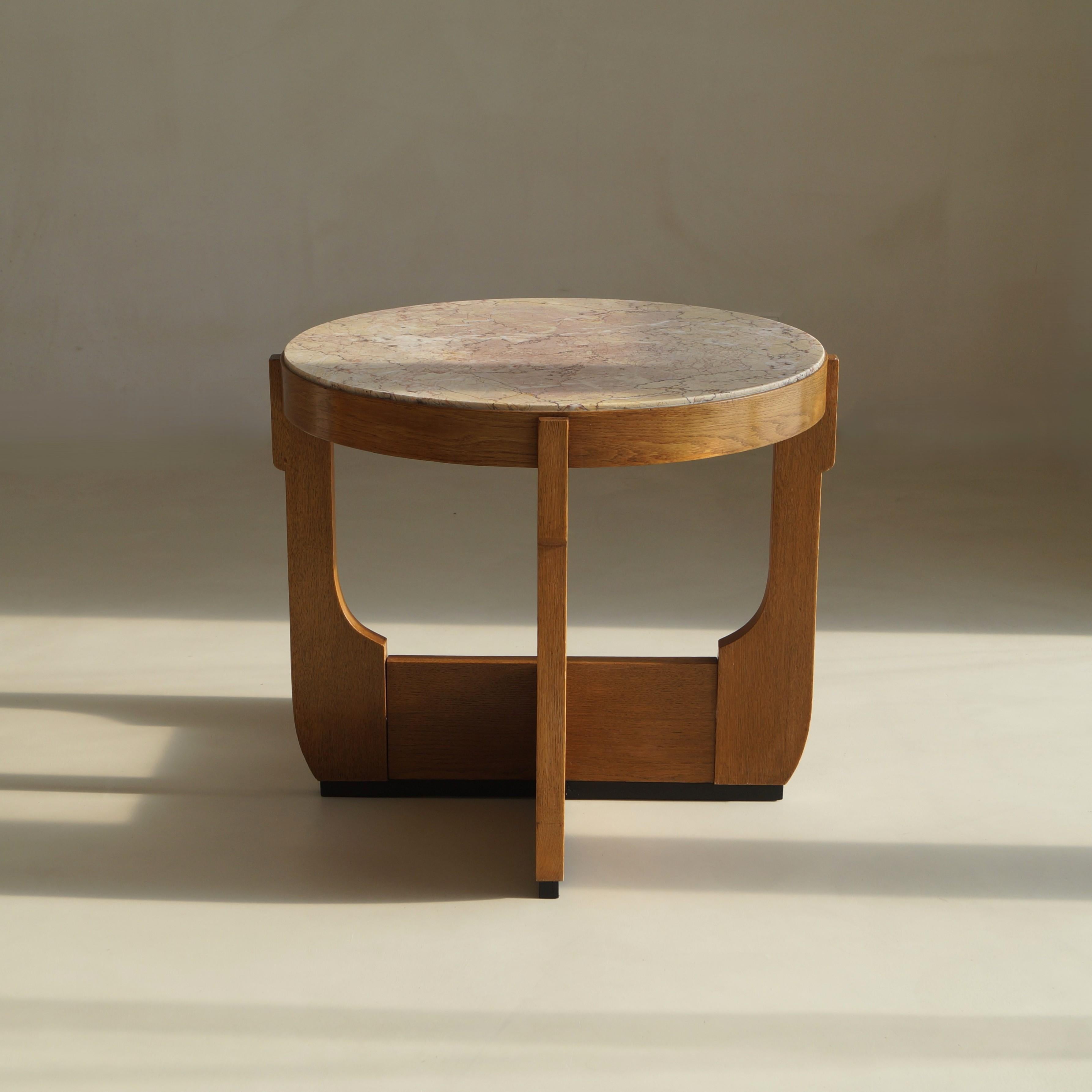 Une table Art déco hollandaise étonnante et substantielle de l'école de La Haye, datant de la fin des années 1920 ou du début des années 1930. Fabriquée en chêne massif avec un plateau en marbre Breccia Oniciata magnifiquement figuré, la table