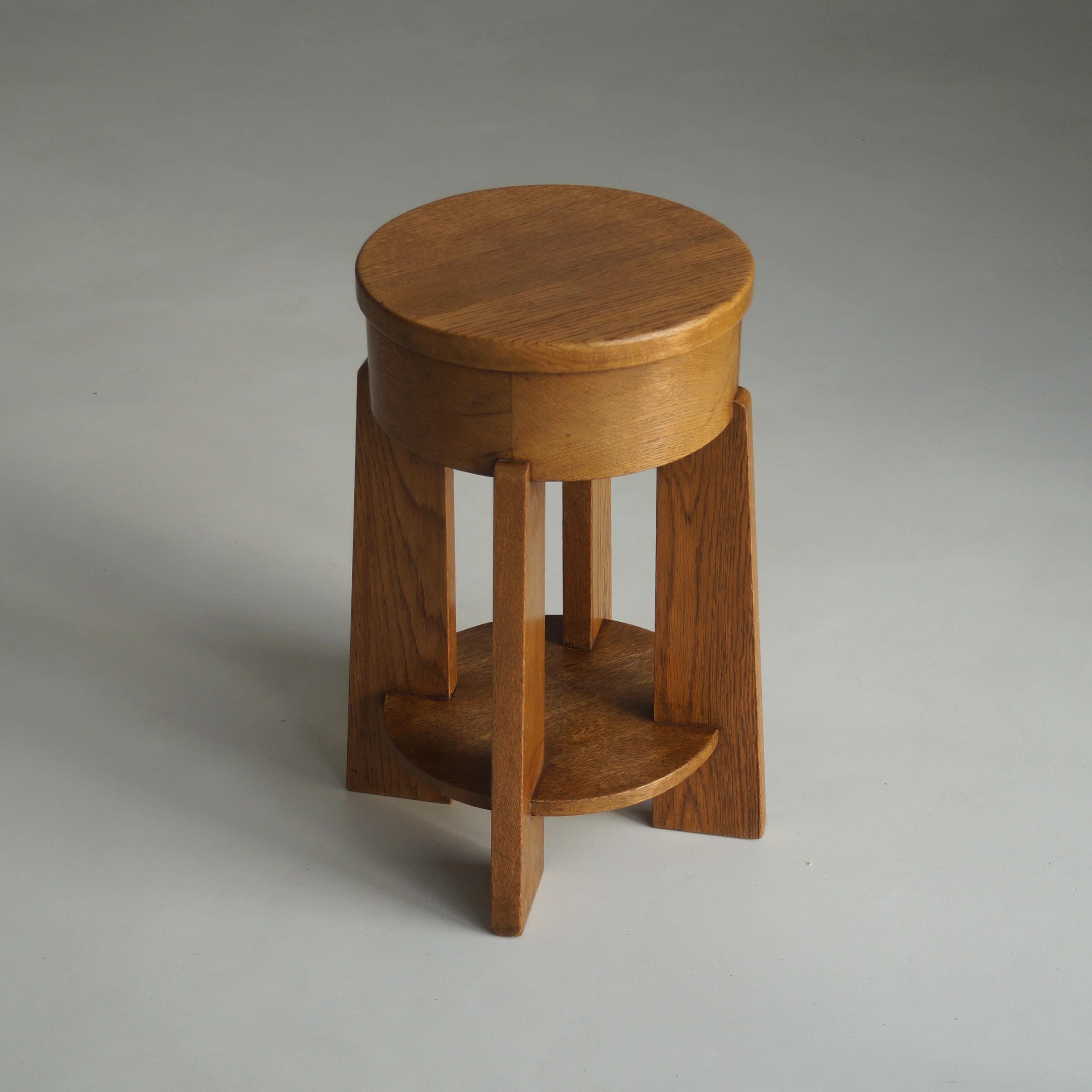 Dutch Art Deco The Hague School solid oak accent table, 1920s en vente 2