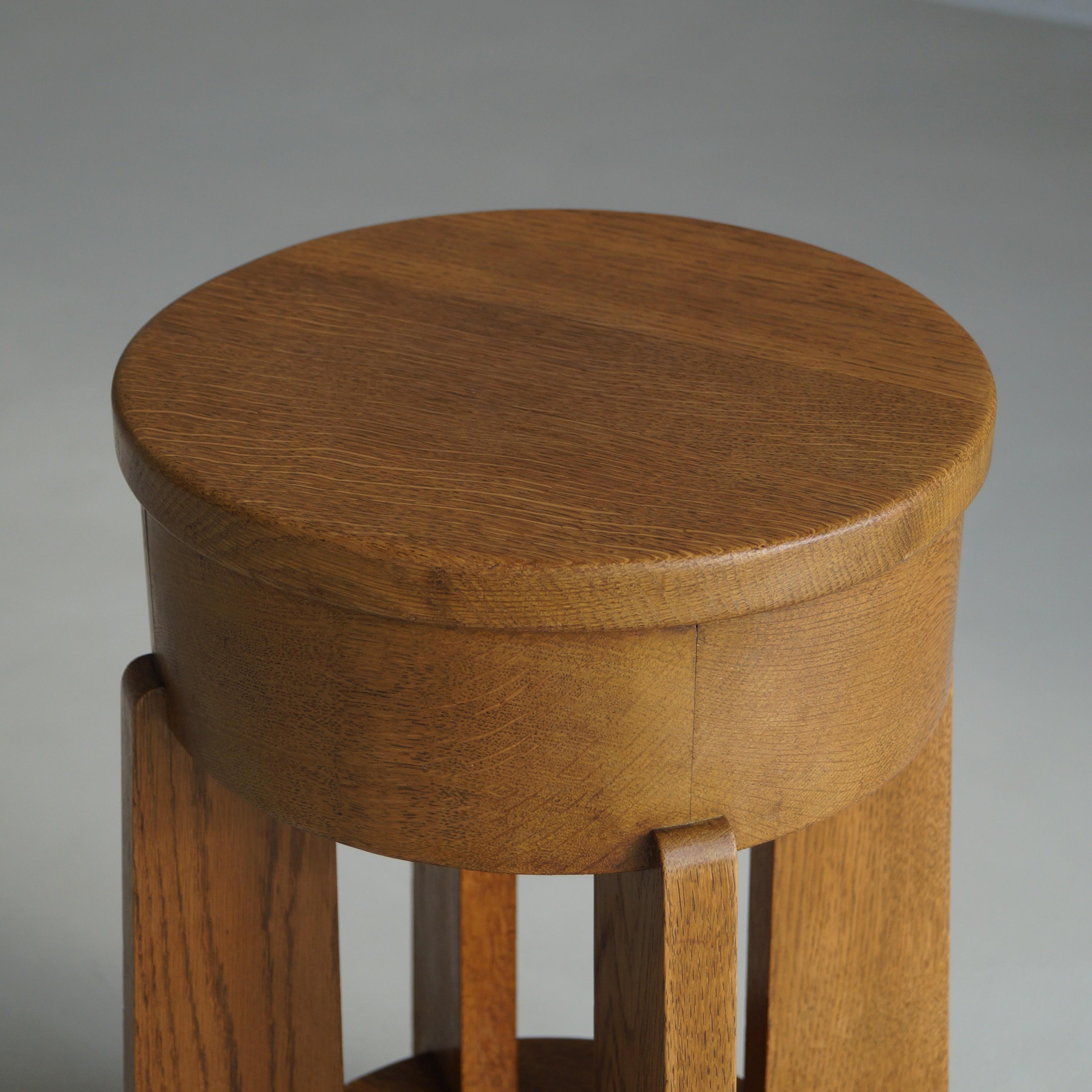 Dutch Art Deco The Hague School solid oak accent table, 1920s en vente 3
