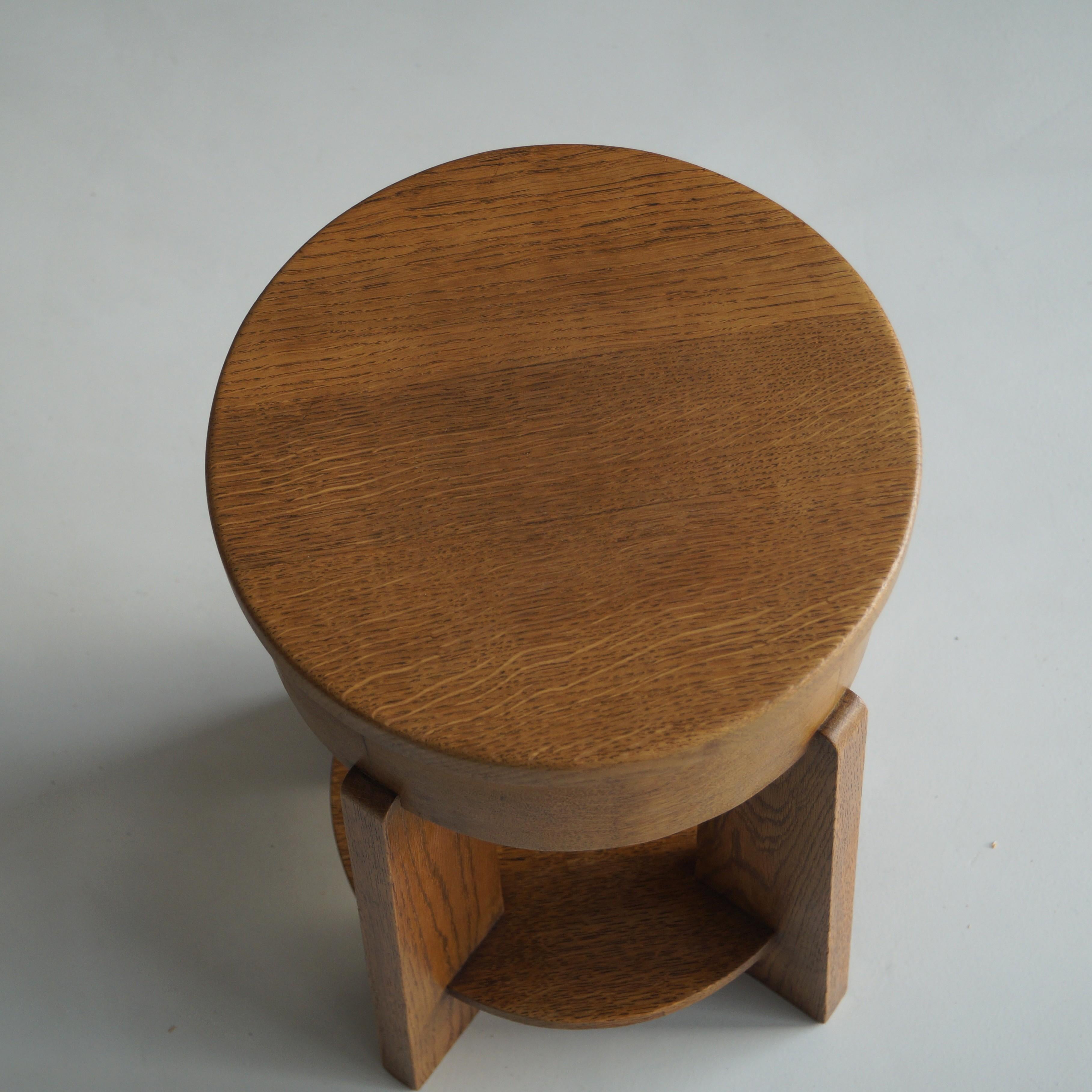Dutch Art Deco The Hague School solid oak accent table, 1920s en vente 4