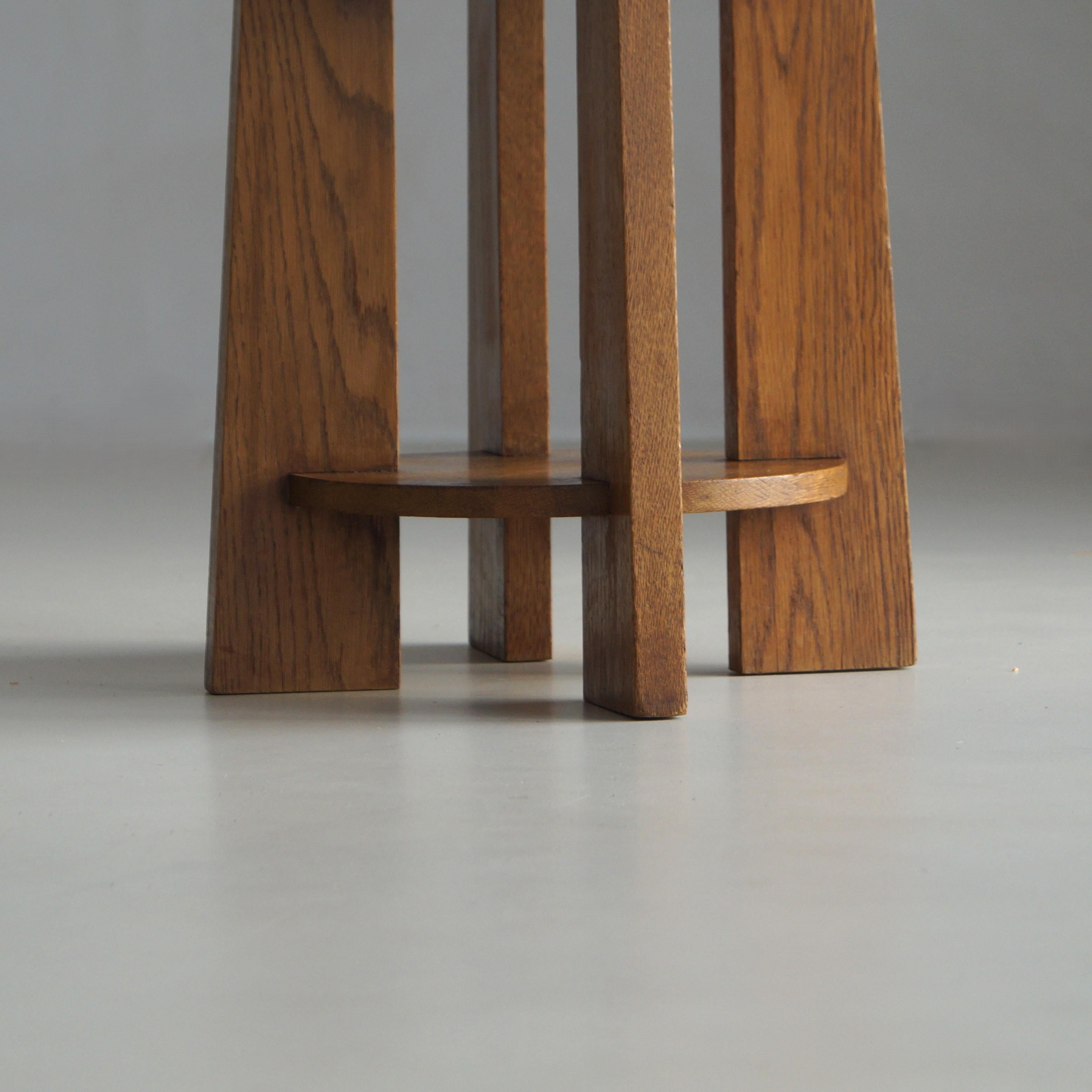 Dutch Art Deco The Hague School solid oak accent table, 1920s en vente 6