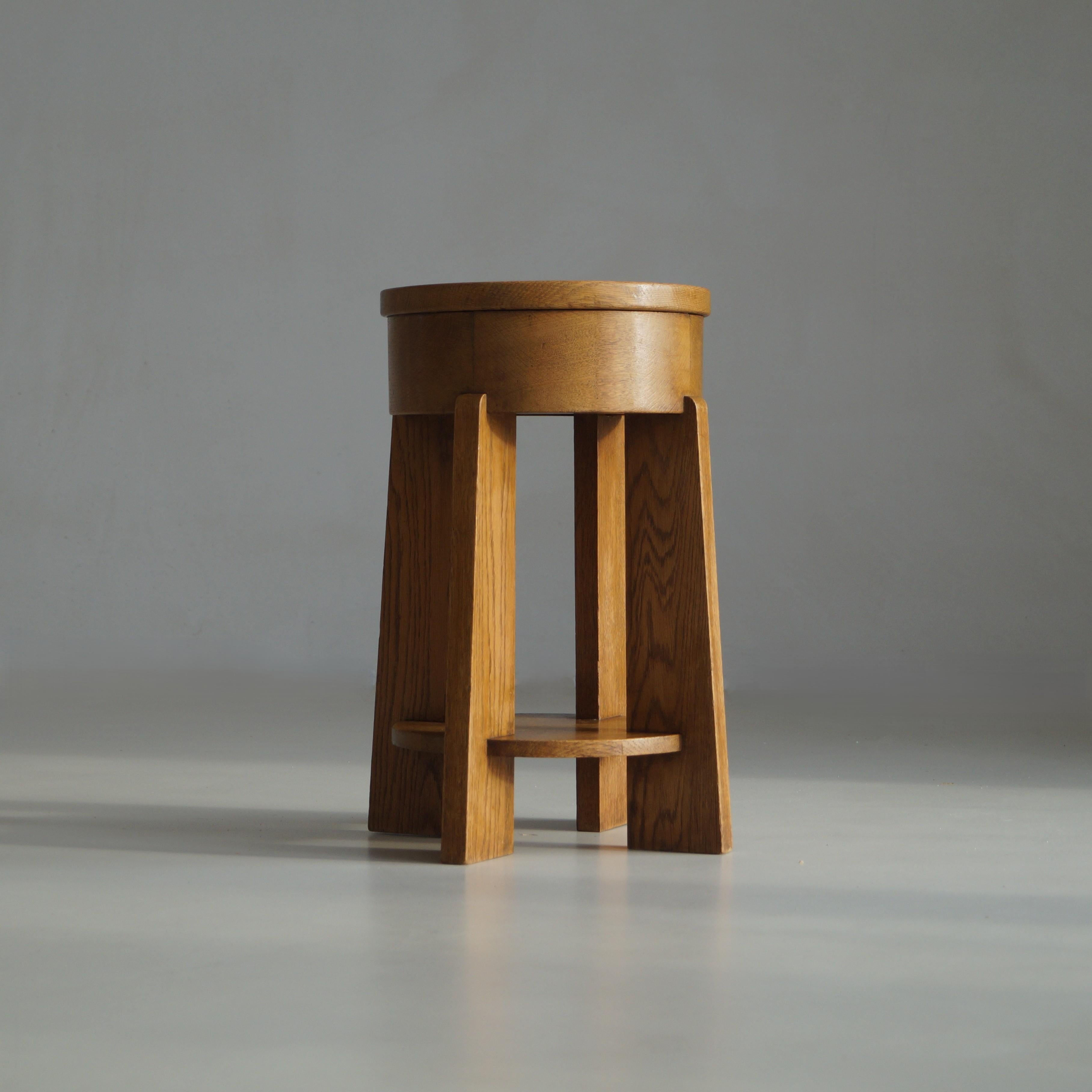 A sculptural and beautifully crafted Haagse School side table in solid oak, dating from the 1920s. This compact yet architectural piece embodies the movement’s emphasis on structural clarity, honest materials, and refined geometric form.
The