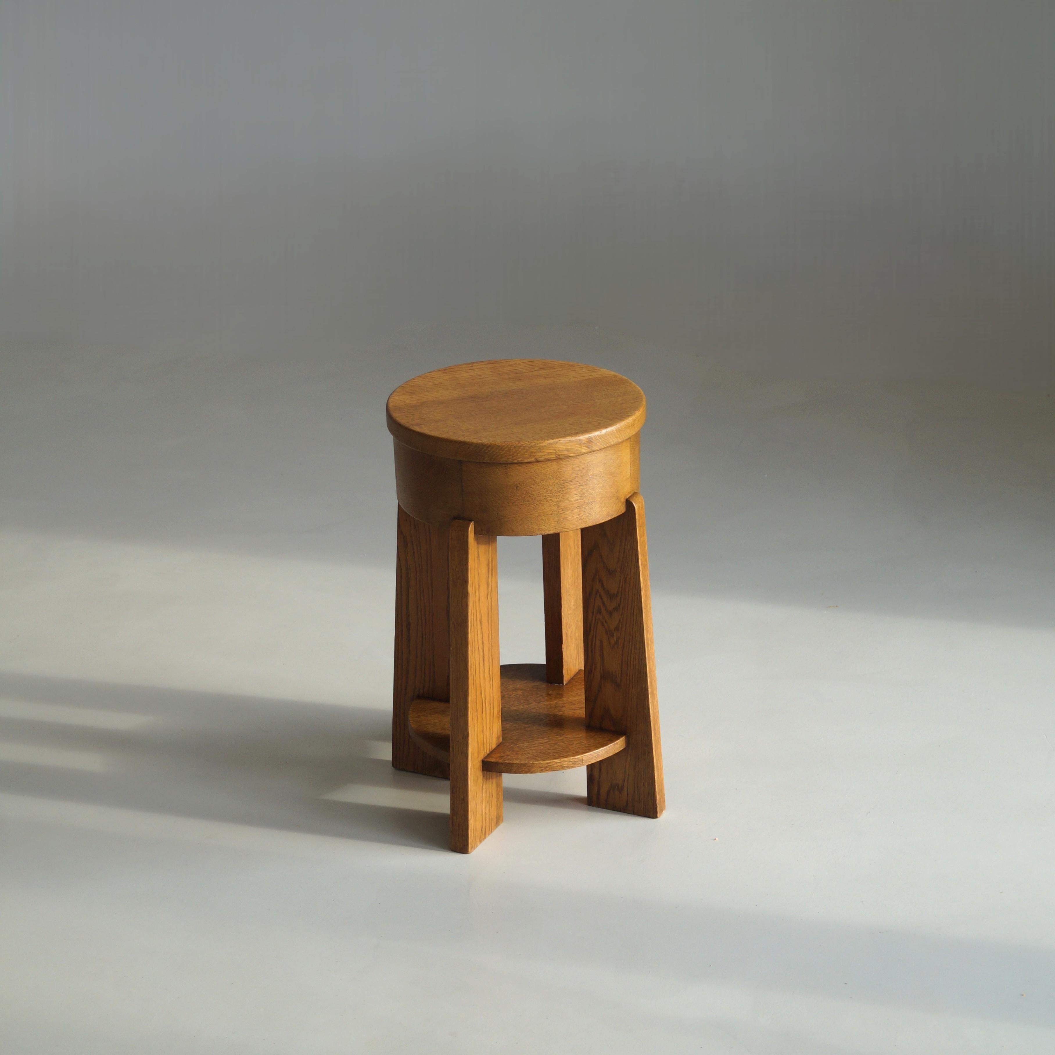 Art déco Dutch Art Deco The Hague School solid oak accent table, 1920s en vente