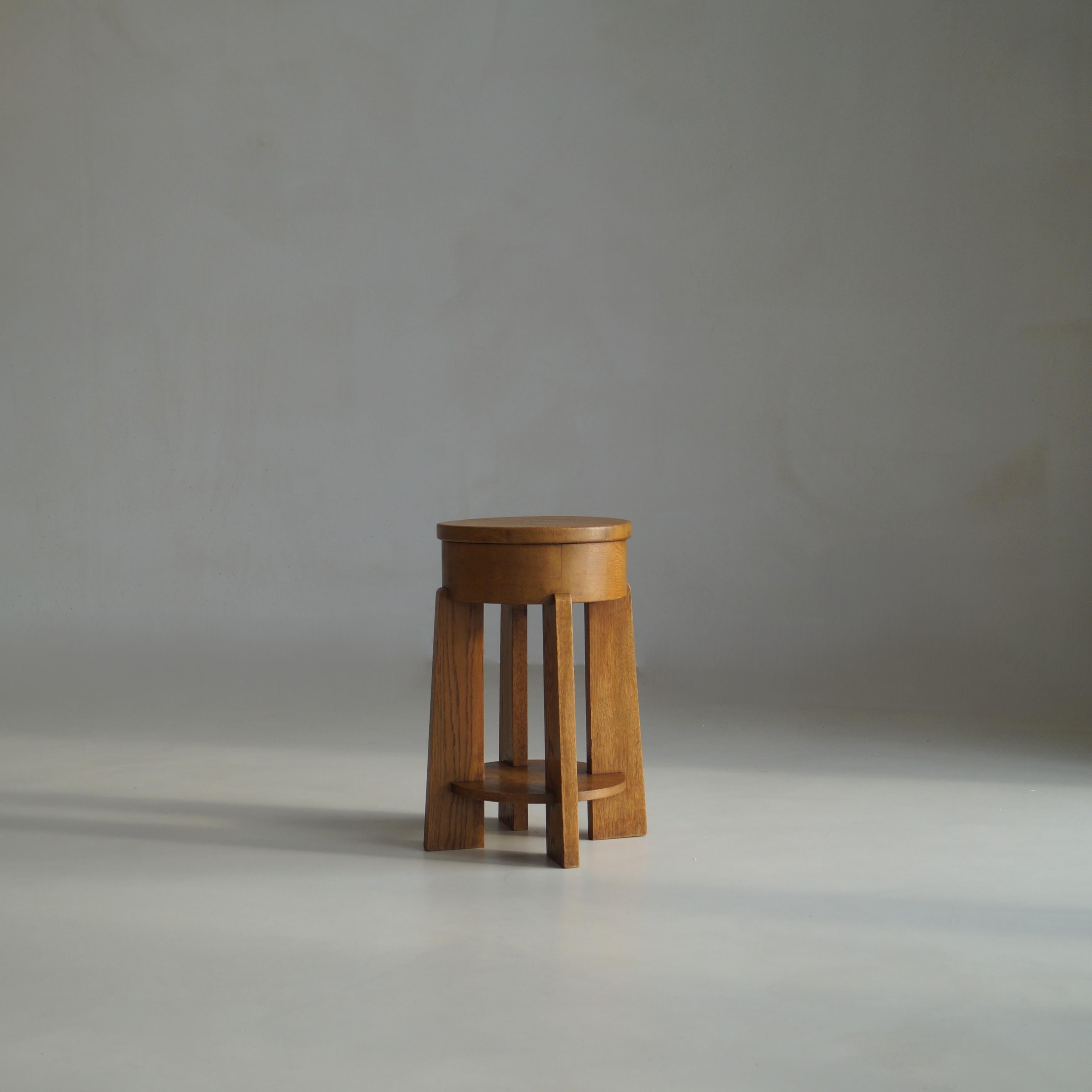 Néerlandais Dutch Art Deco The Hague School solid oak accent table, 1920s en vente