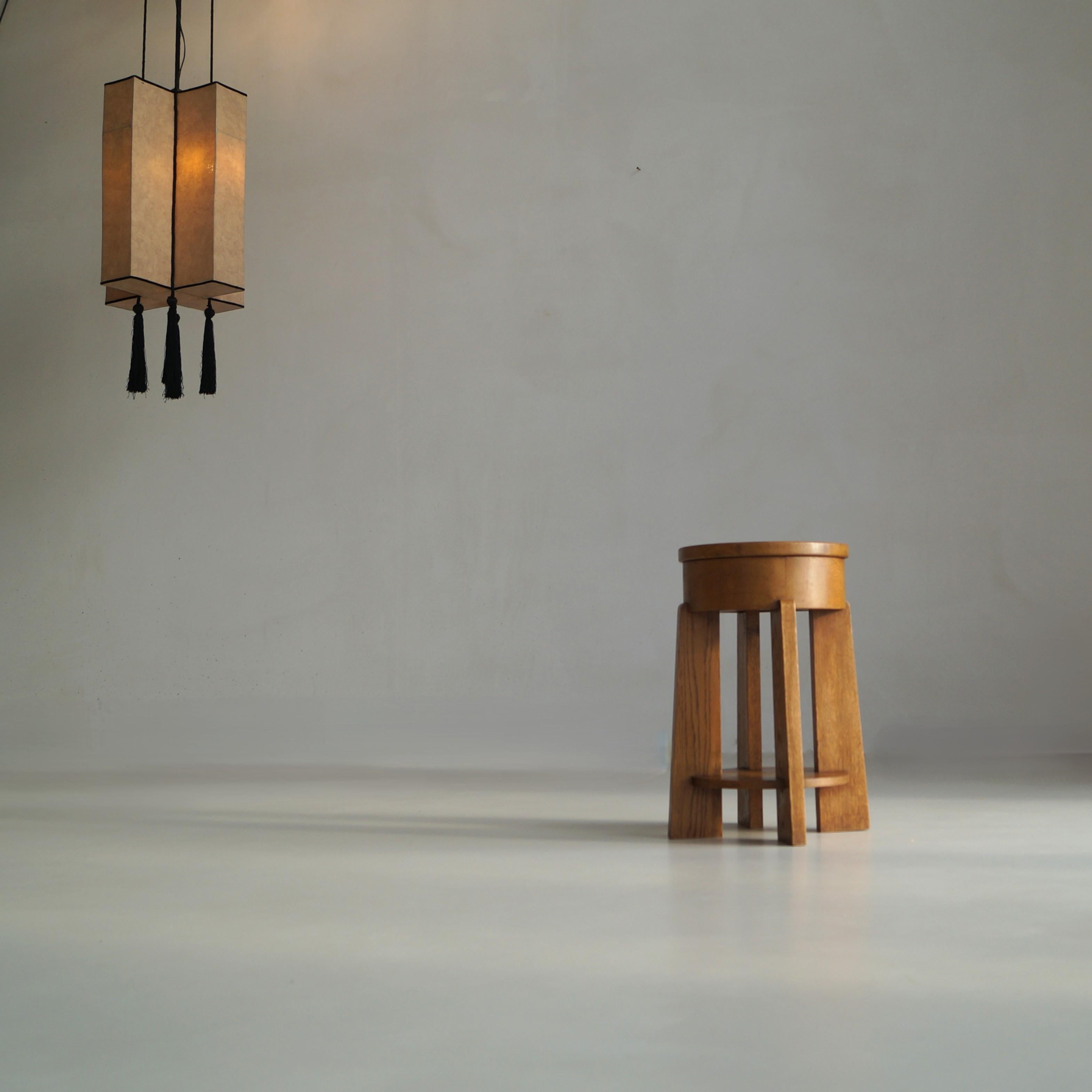 Fait main Dutch Art Deco The Hague School solid oak accent table, 1920s en vente