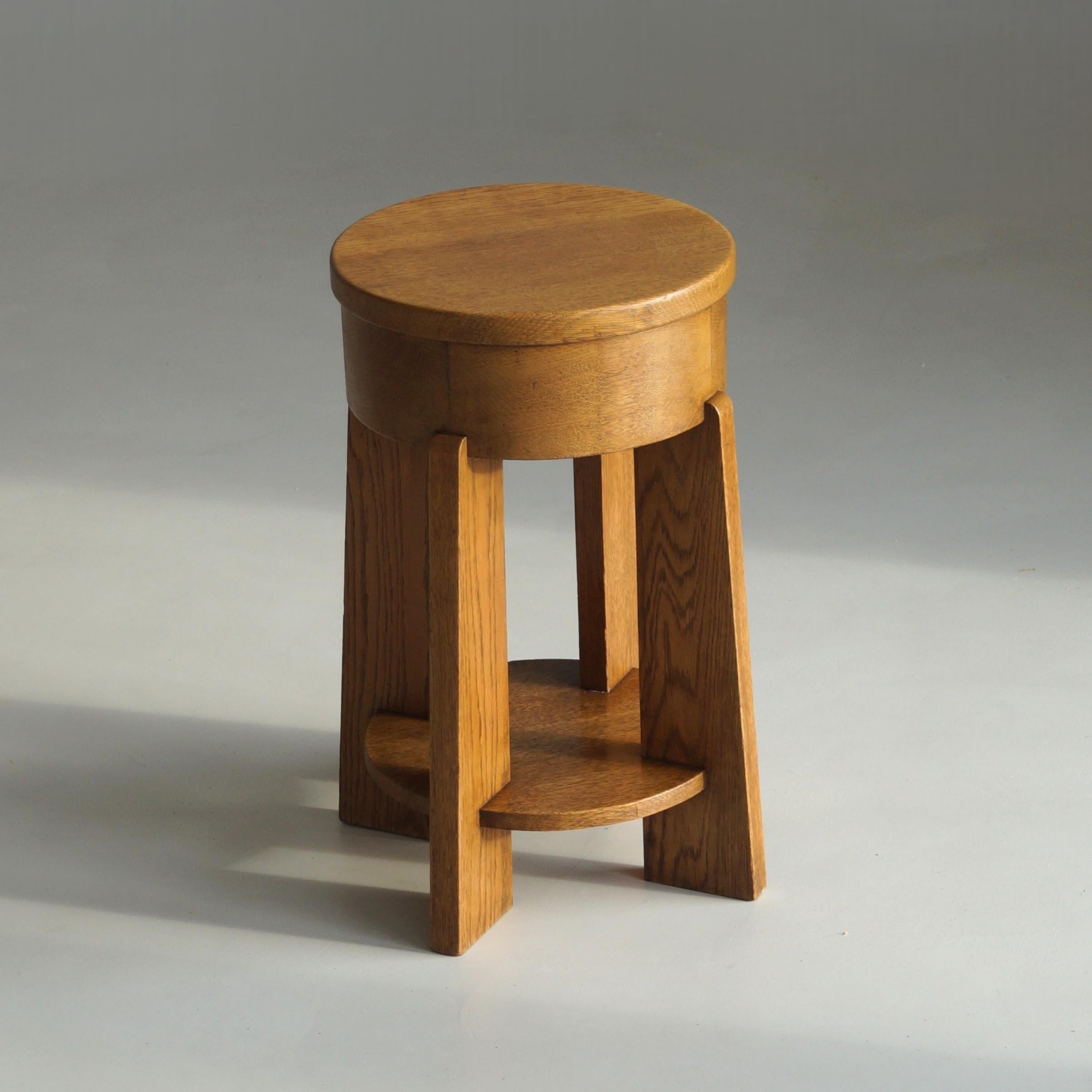 Dutch Art Deco The Hague School solid oak accent table, 1920s Bon état - En vente à EVERDINGEN, NL