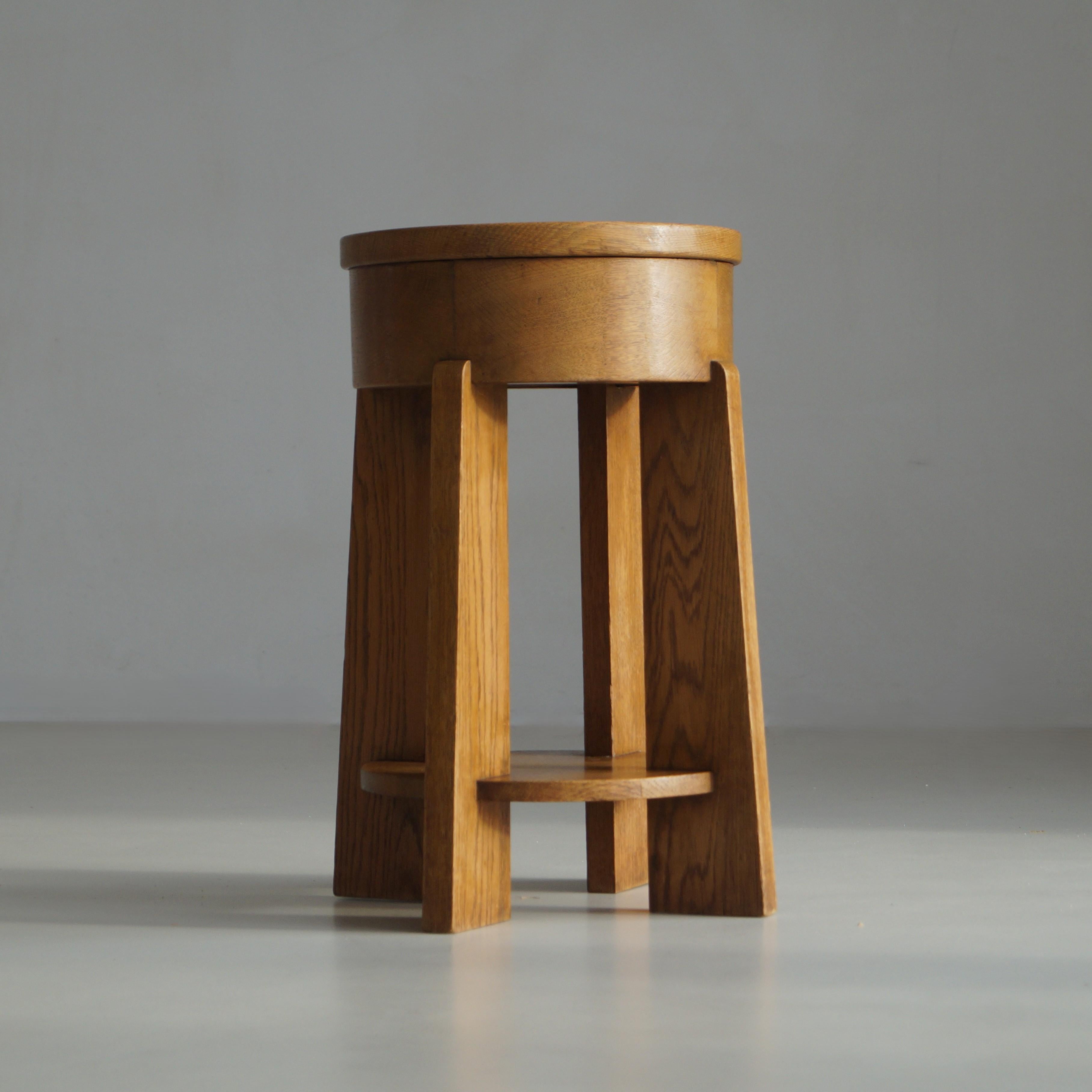 Début du 20ème siècle Dutch Art Deco The Hague School solid oak accent table, 1920s en vente