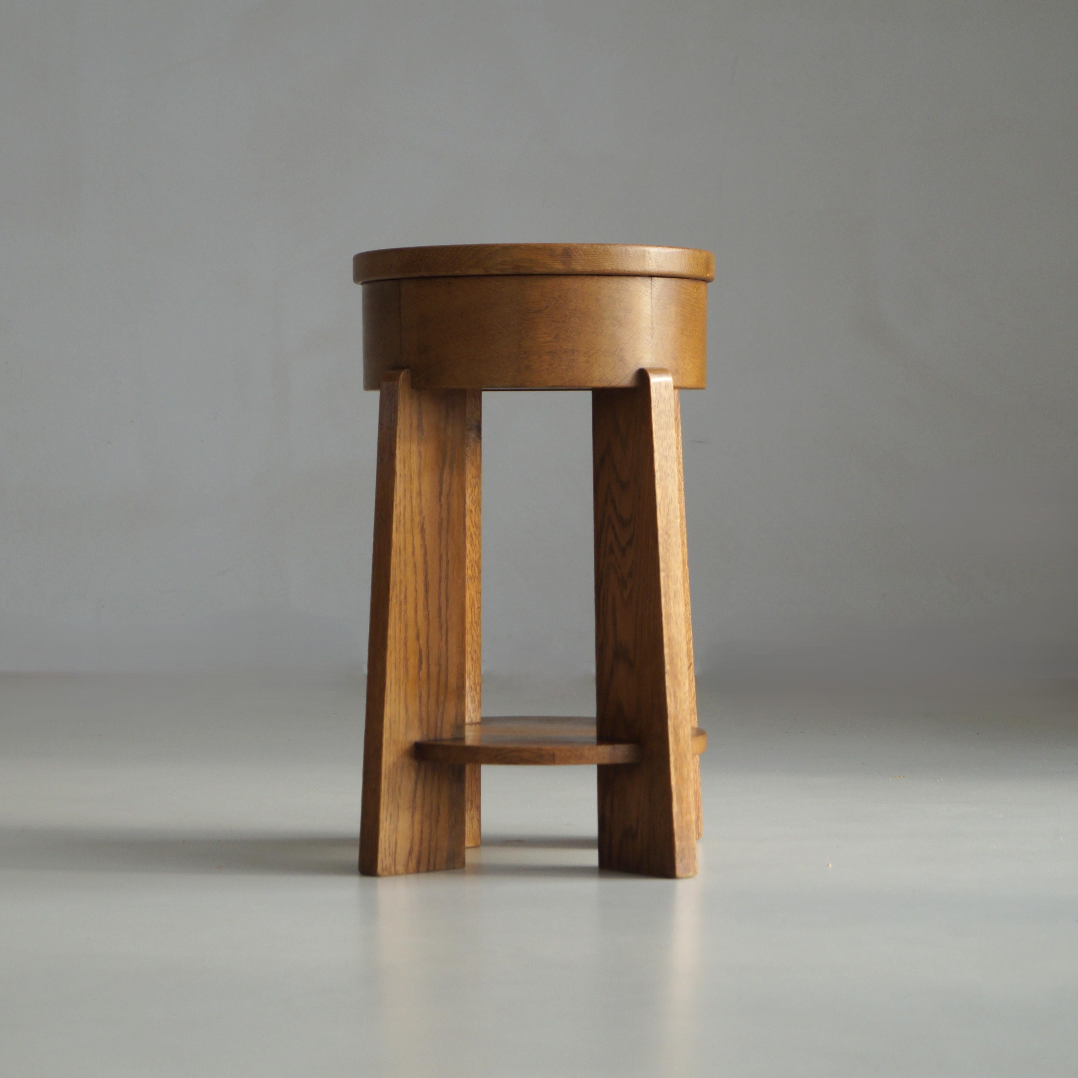 Chêne Dutch Art Deco The Hague School solid oak accent table, 1920s en vente